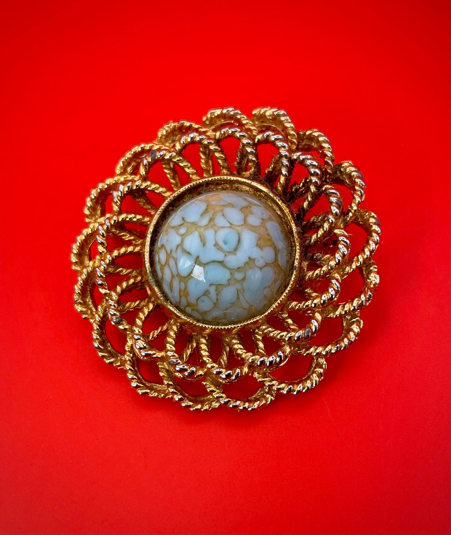 Lot of Gold tone Brooches ranging from 1.5 - 4 inches