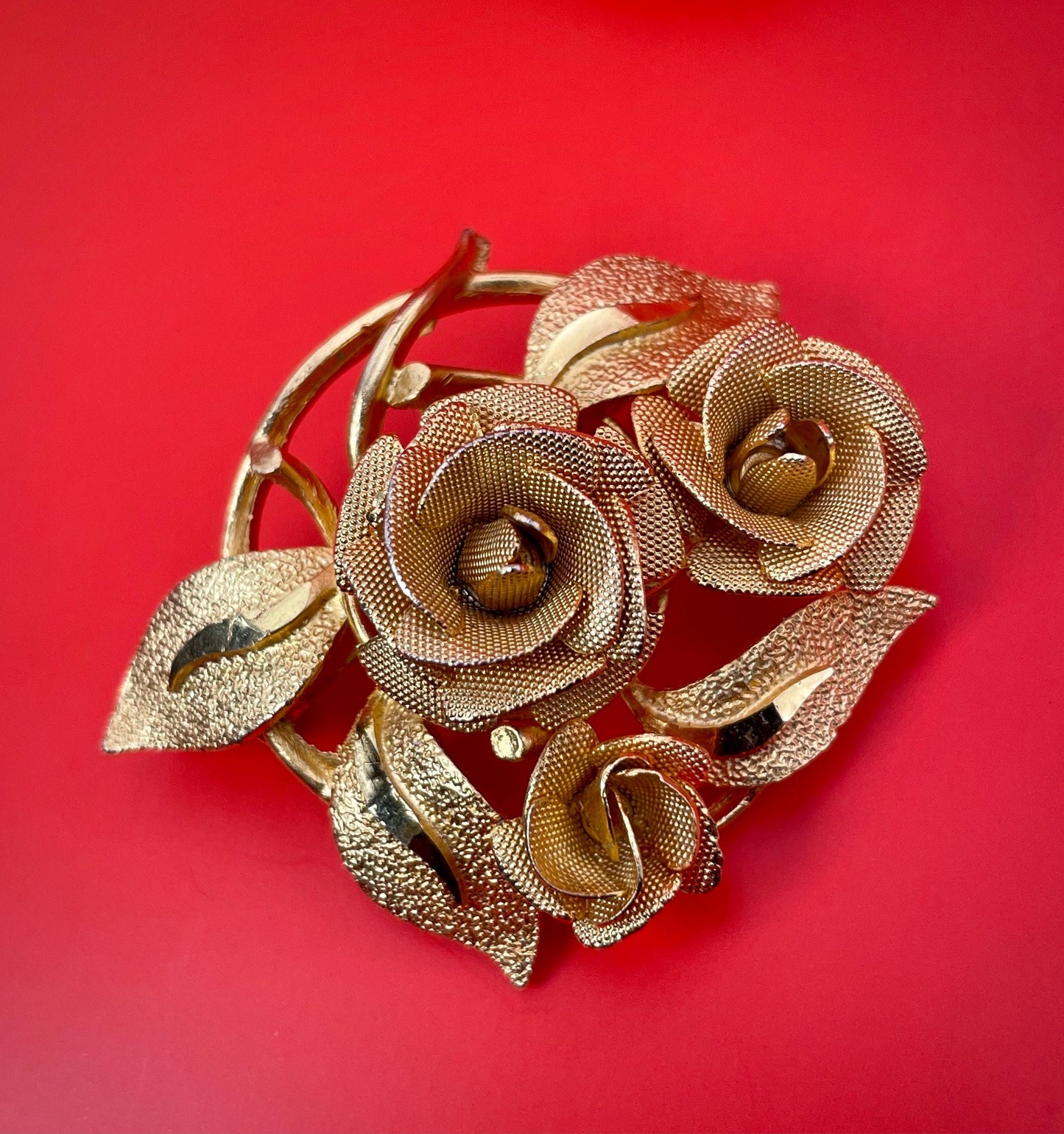 Lot of Gold tone Brooches ranging from 1.5 - 4 inches