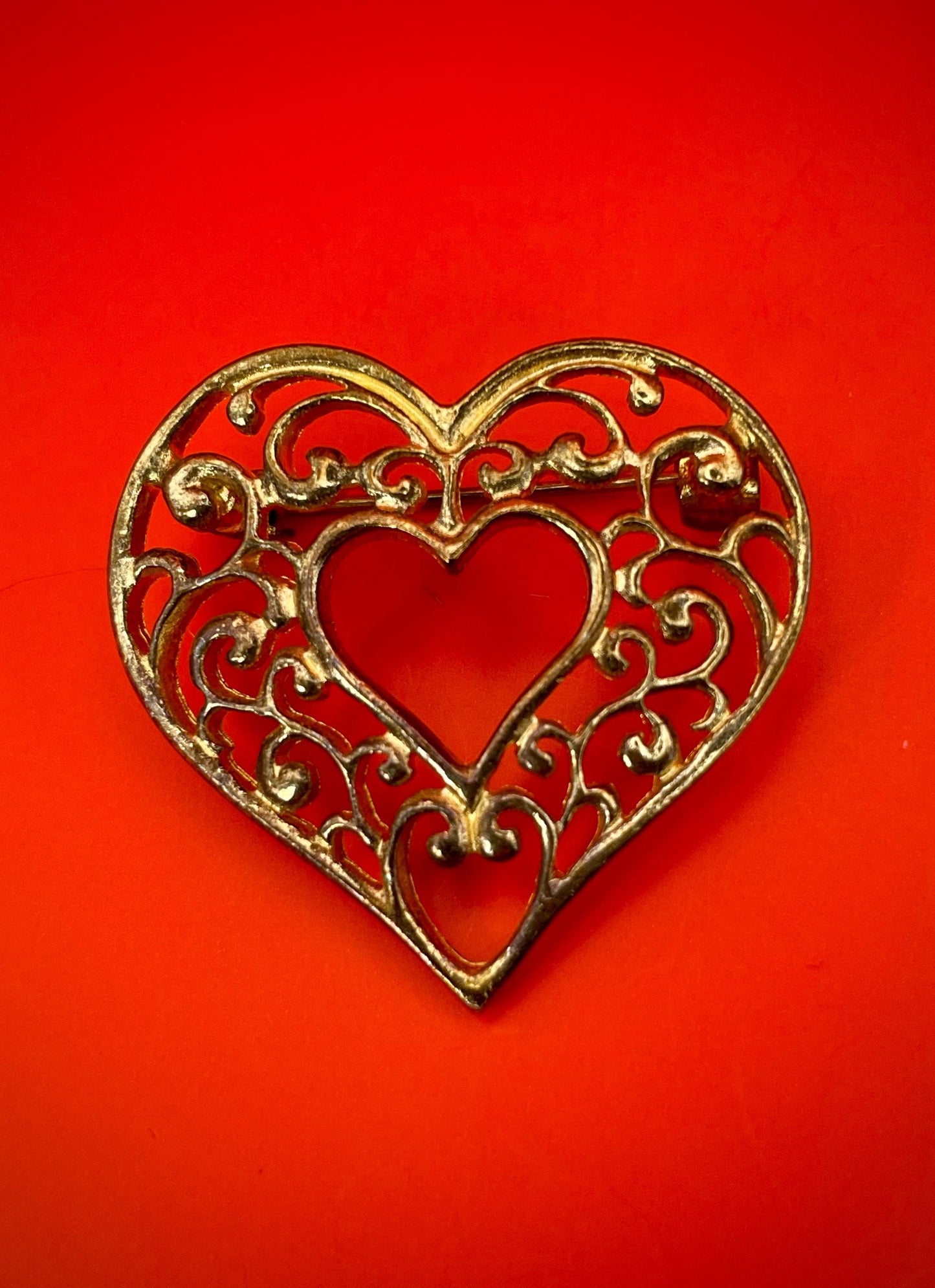 Lot of Gold tone Brooches ranging from 1.5 - 4 inches