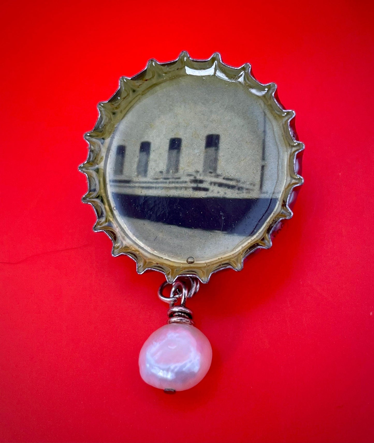 Lot of Gold tone Brooches ranging from 1.5 - 4 inches