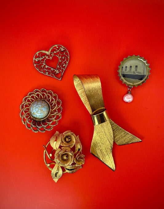 Lot of Gold tone Brooches ranging from 1.5 - 4 inches