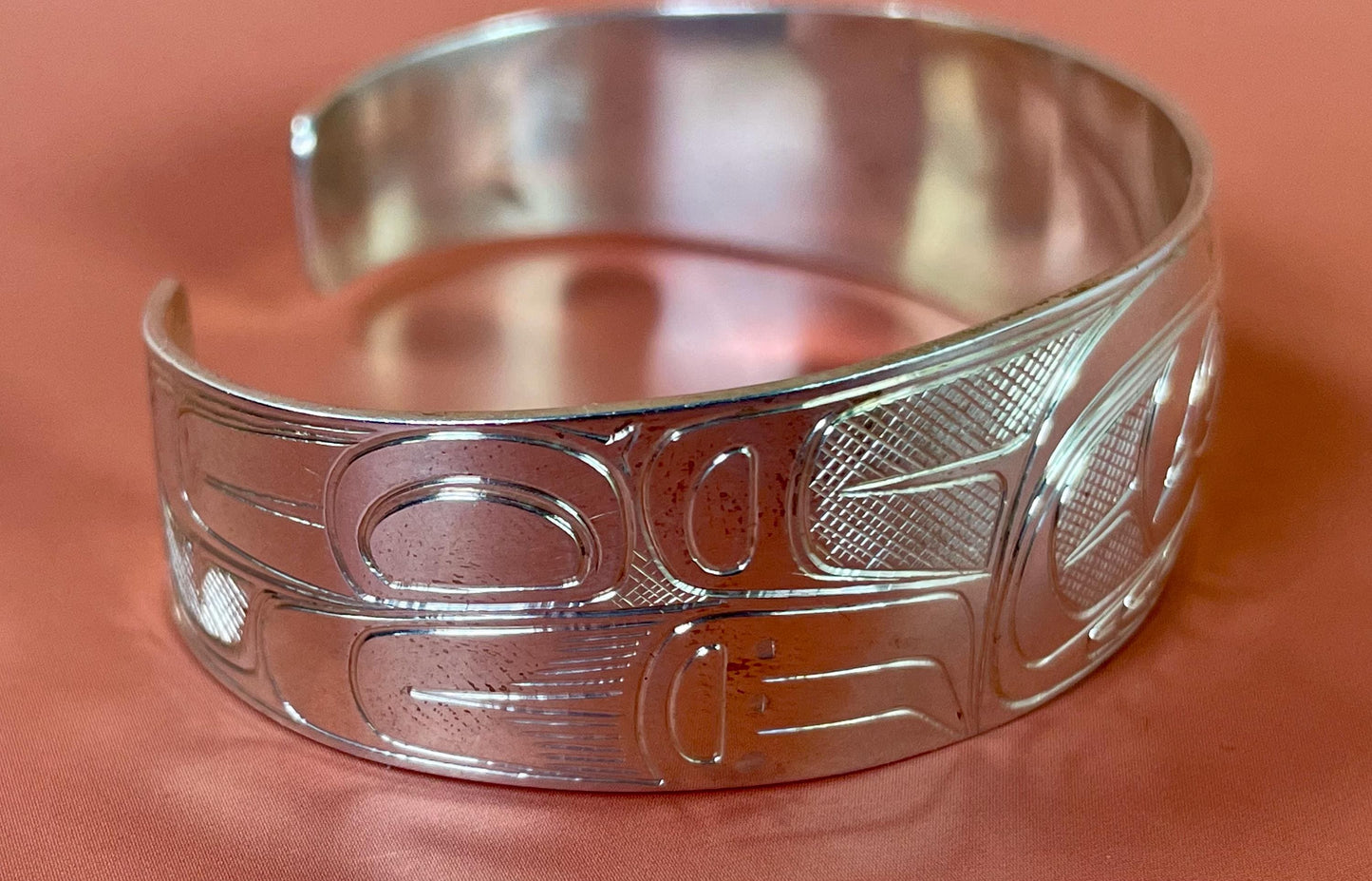 Stunning  2 1/2 inch wide indigenous first nations northwest coast Sterling Tony Hunt wolf bracelet — amazing detail