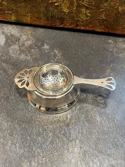 lovely 6 inch silver plate tea strainer  great condition  perfect gift