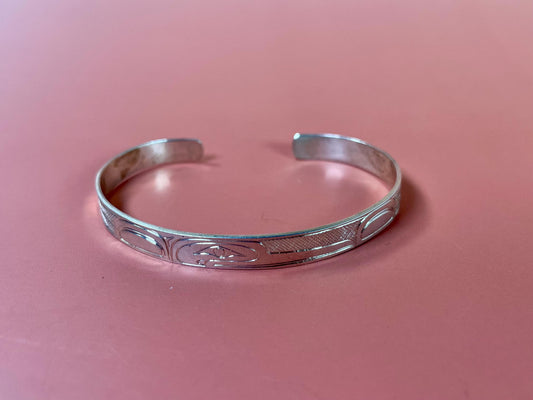 Stunning  2 1/2 inch wide indigenous first nations northwest coast Sterling Tony Hunt Raven bracelet  amazing detail