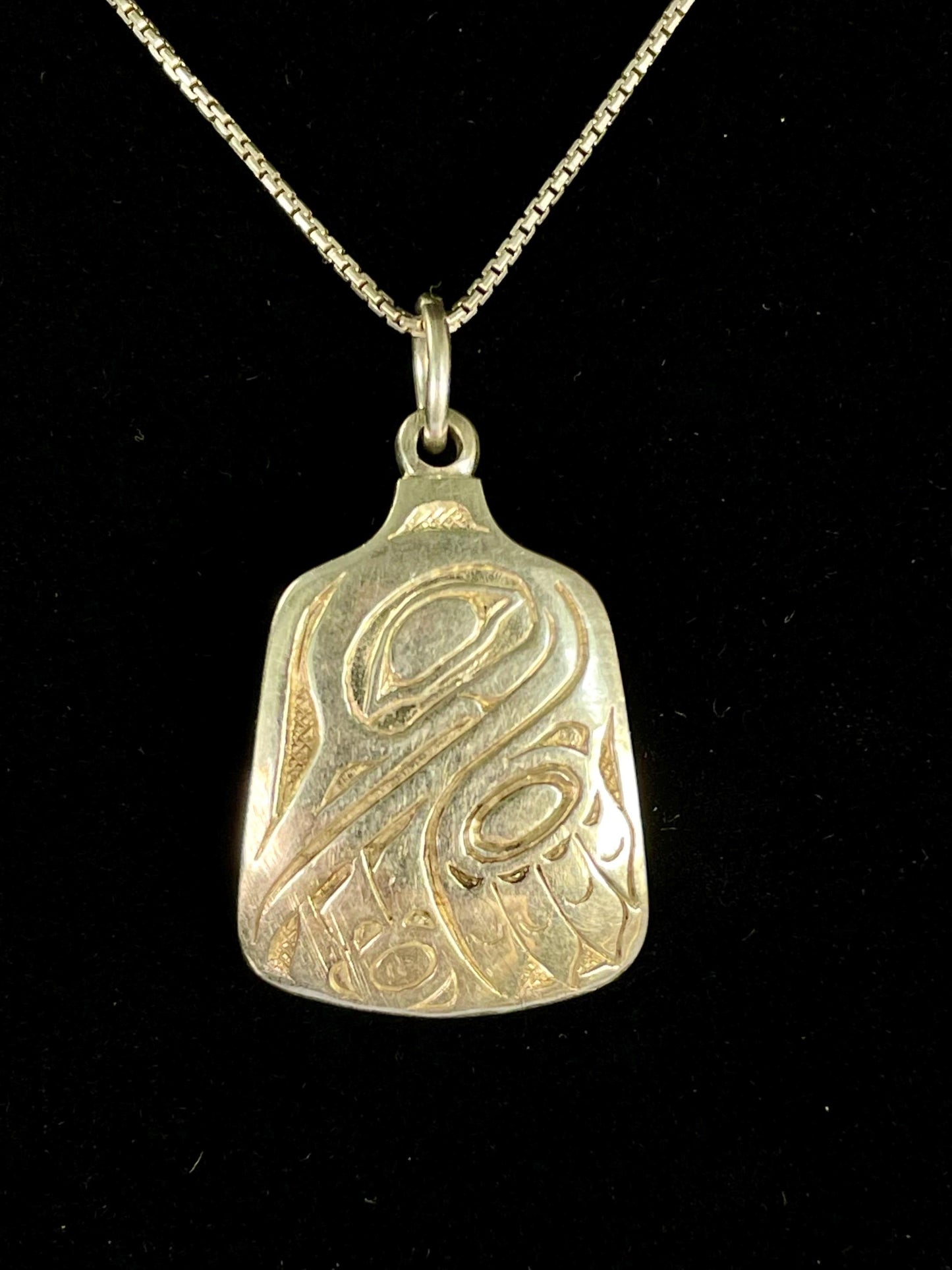Stunning 1.25 inch long signed indigenous first nations north west coast  Sterling silver Raven pendant with free chain