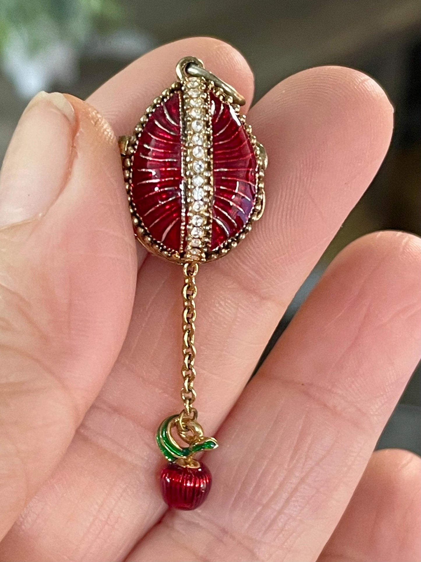 A Lovely 1.75 inch Fabergé Egg style pandant perfect gift