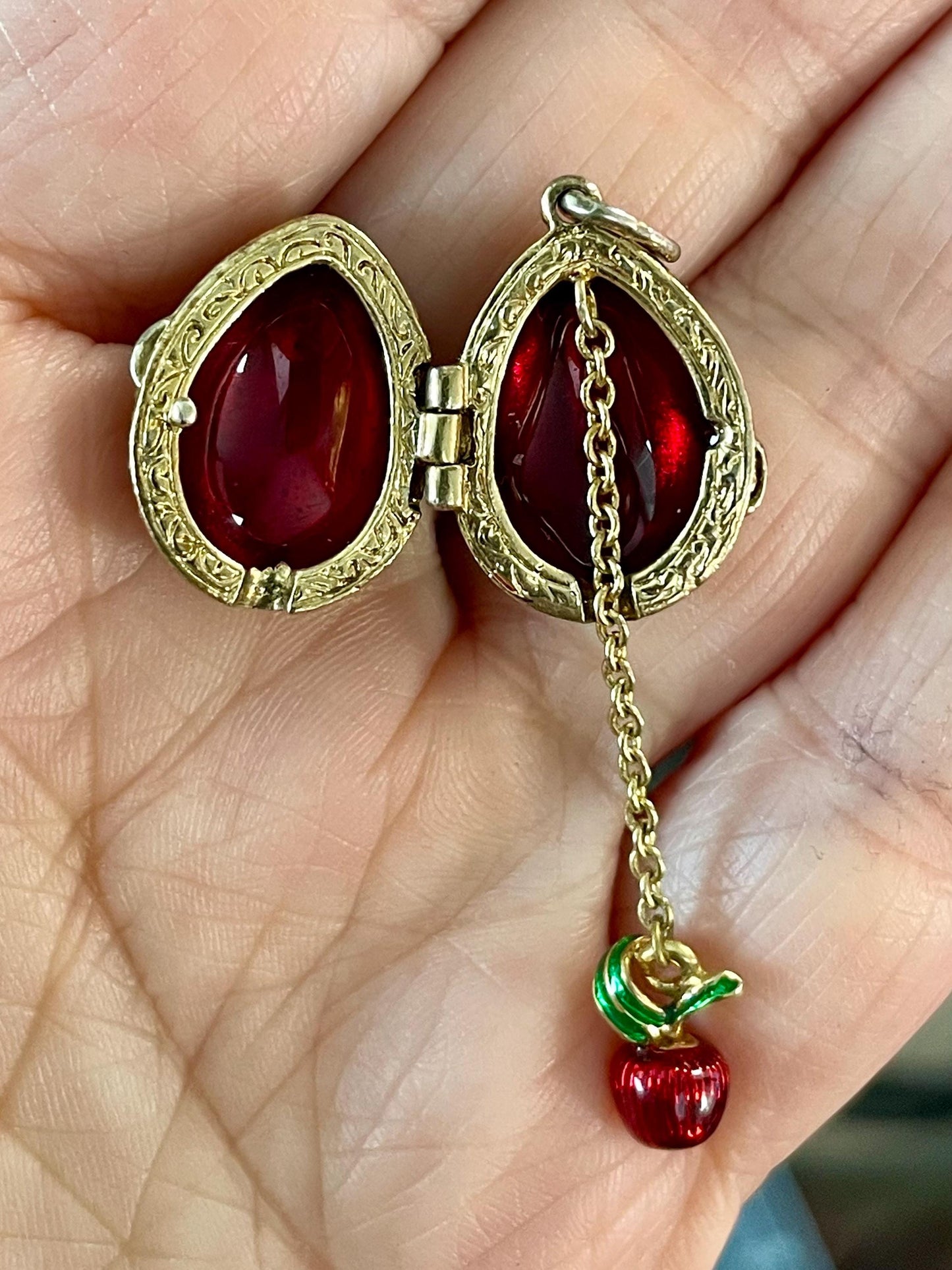 A Lovely 1.75 inch Fabergé Egg style pandant perfect gift