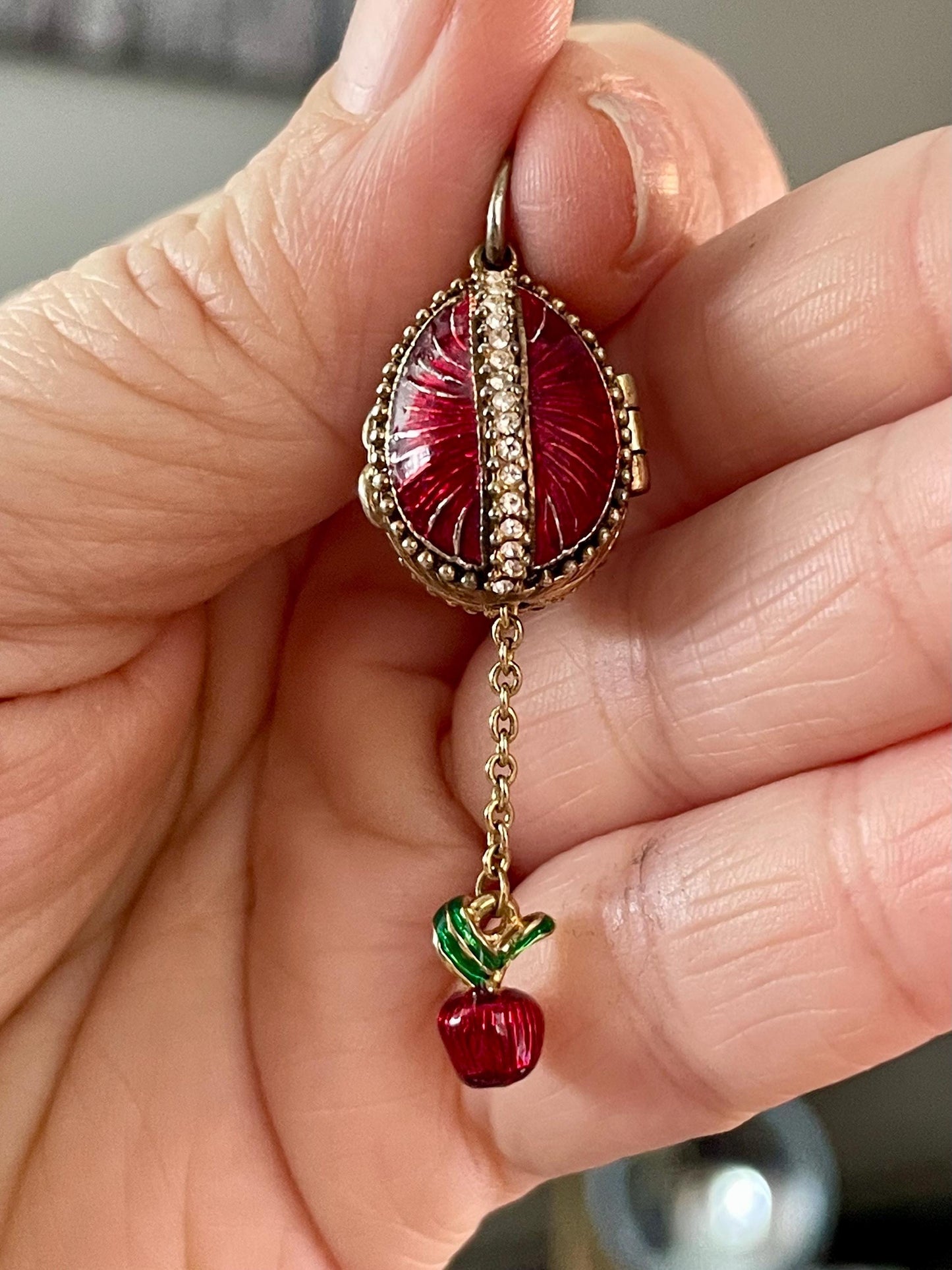 A Lovely 1.75 inch Fabergé Egg style pandant perfect gift