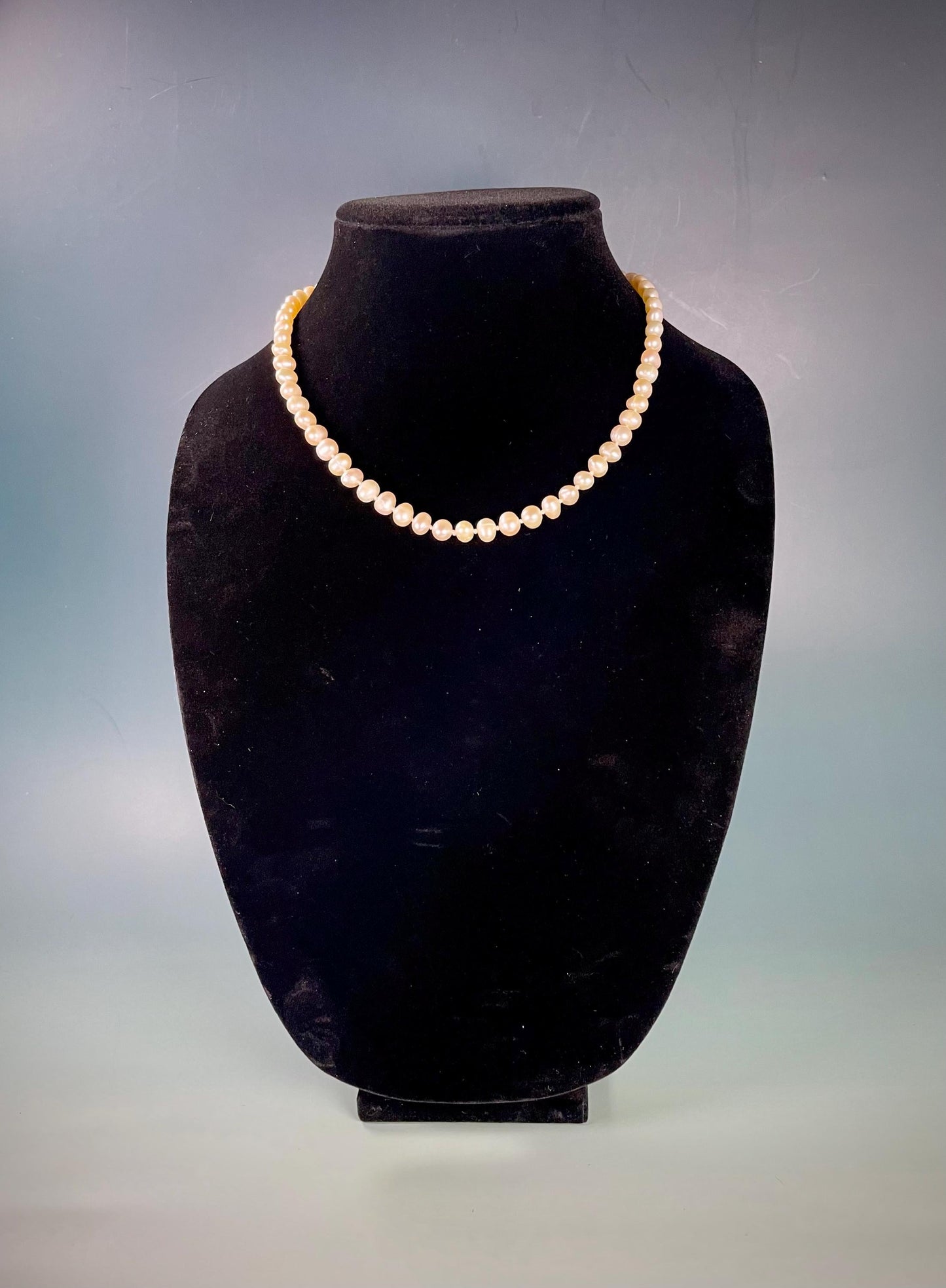 Approx 18 inch pearl necklace  great value  perfect gift