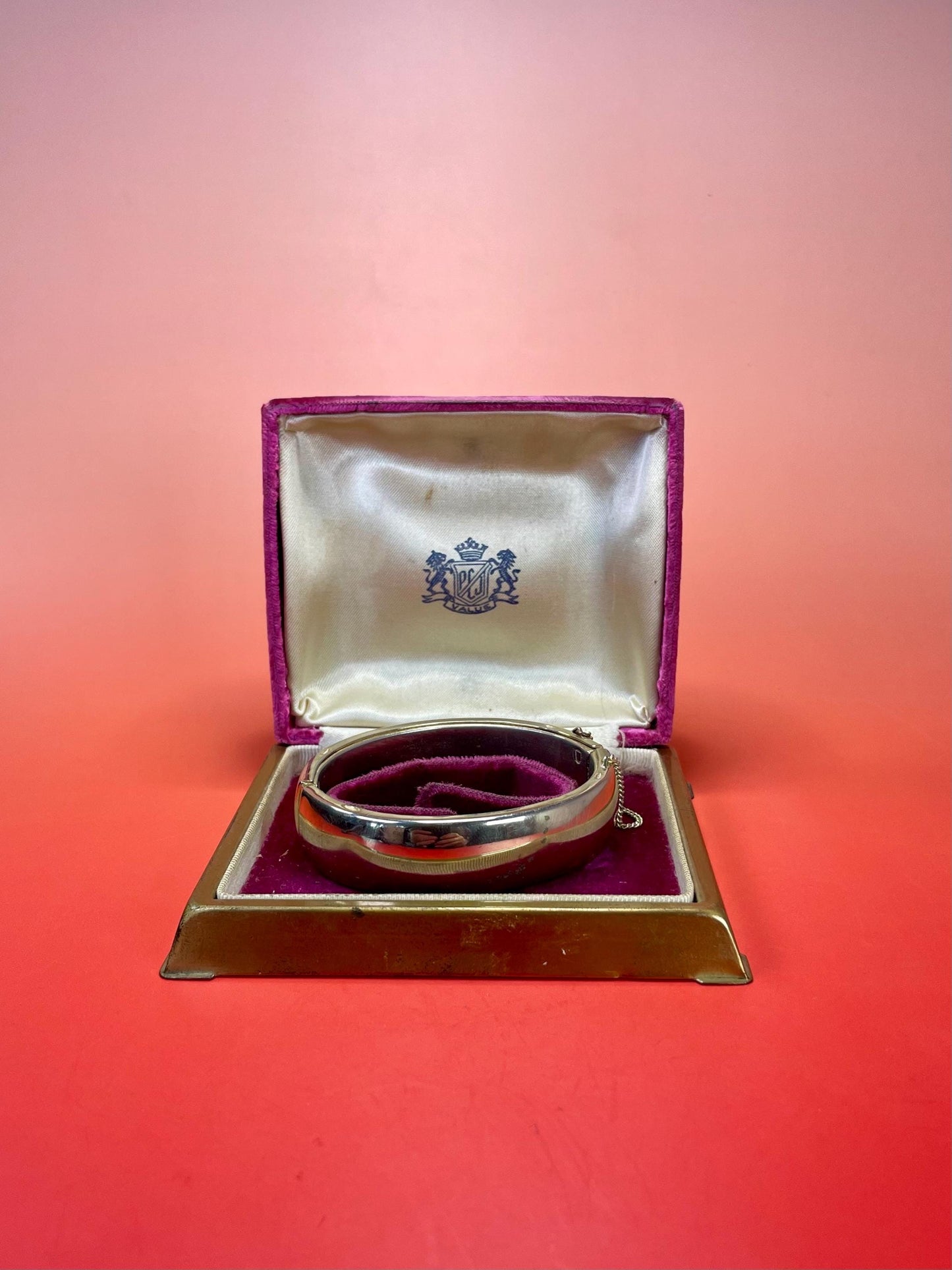 Fabulous Gold Tone bracelet  2.5 inch opening  in Beautiful Box