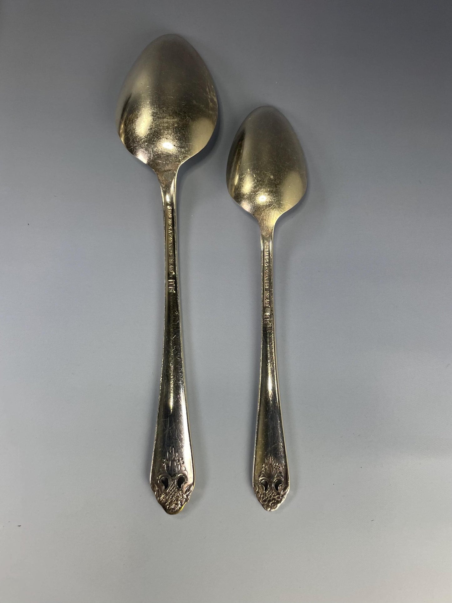 Lot of 16 silver plated spoons in 2 sizes