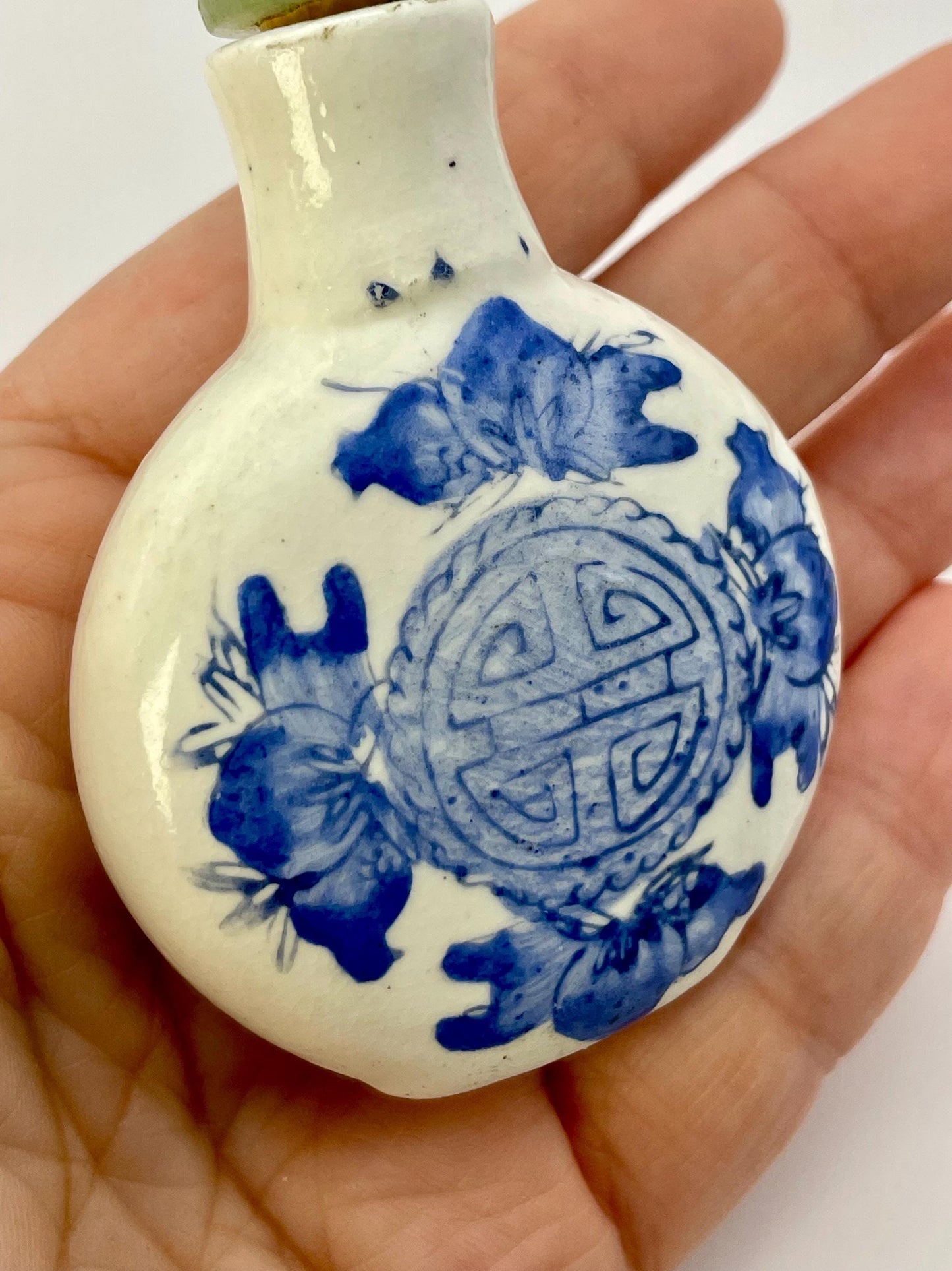 Chinese painted porcelain snuff bottle with jade top