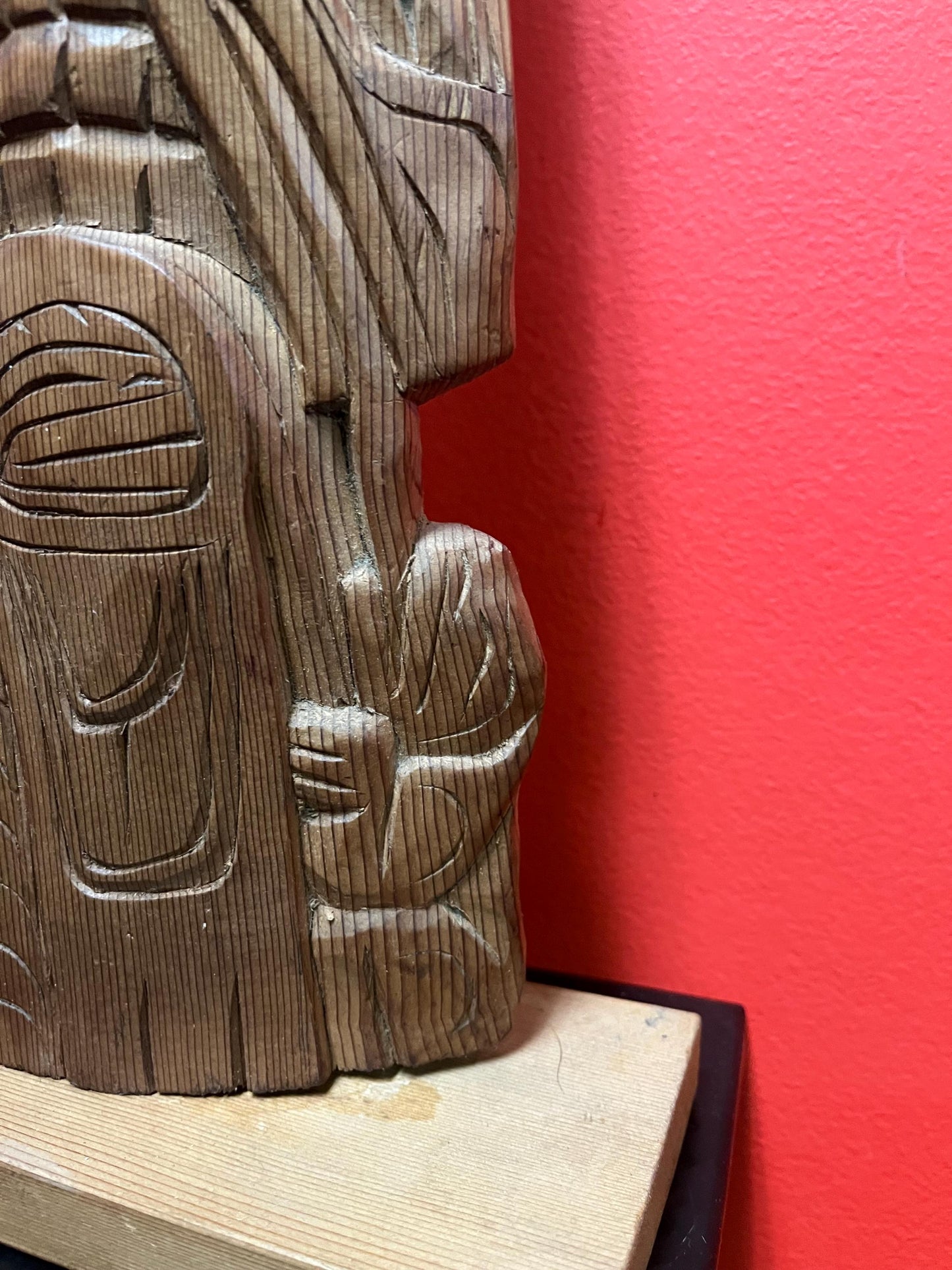 Beautiful 17 x 8 signed indigenous first nation Pacific Northwest coast cedar plaque on stand great imagery