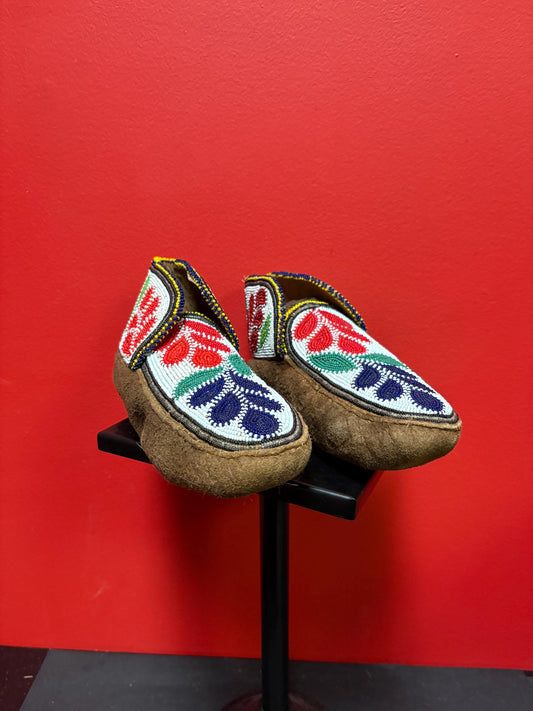 Stunning 9 x 4.5 high Canadian indigenous First Nations pacific  Northwest coast leather beaded moccasin shoes wonderful condition