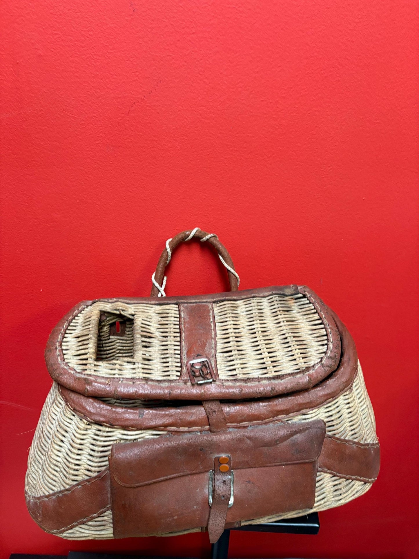 Beautiful antique Canadian fishing creel basket  15 x 6 x 8 high  excellent condition except broken buckle  antique beauty  gone fishin