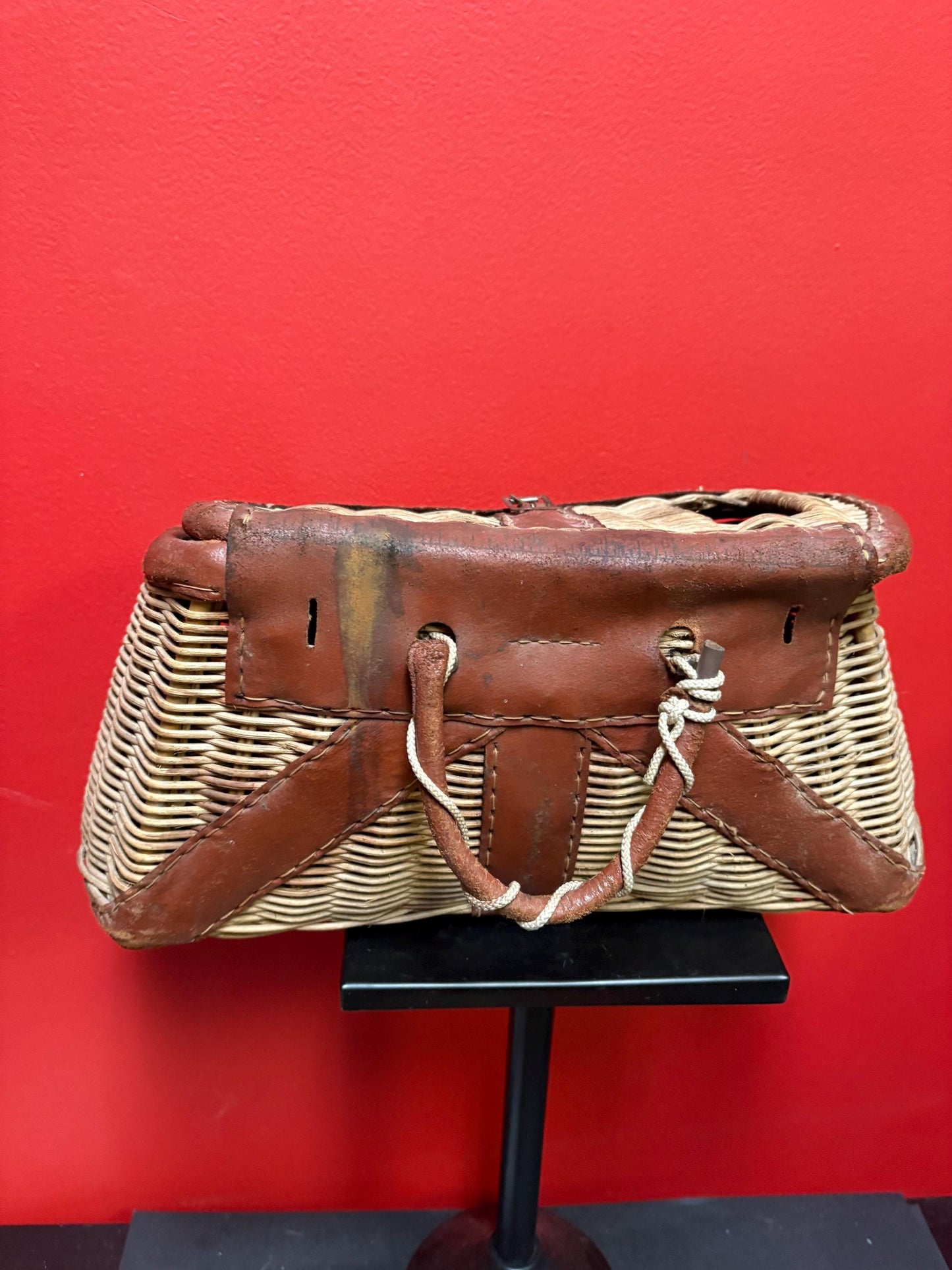 Beautiful antique Canadian fishing creel basket  15 x 6 x 8 high  excellent condition except broken buckle  antique beauty  gone fishin