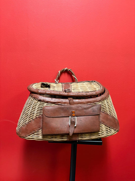Beautiful antique Canadian fishing creel basket  15 x 6 x 8 high  excellent condition except broken buckle  antique beauty  gone fishin