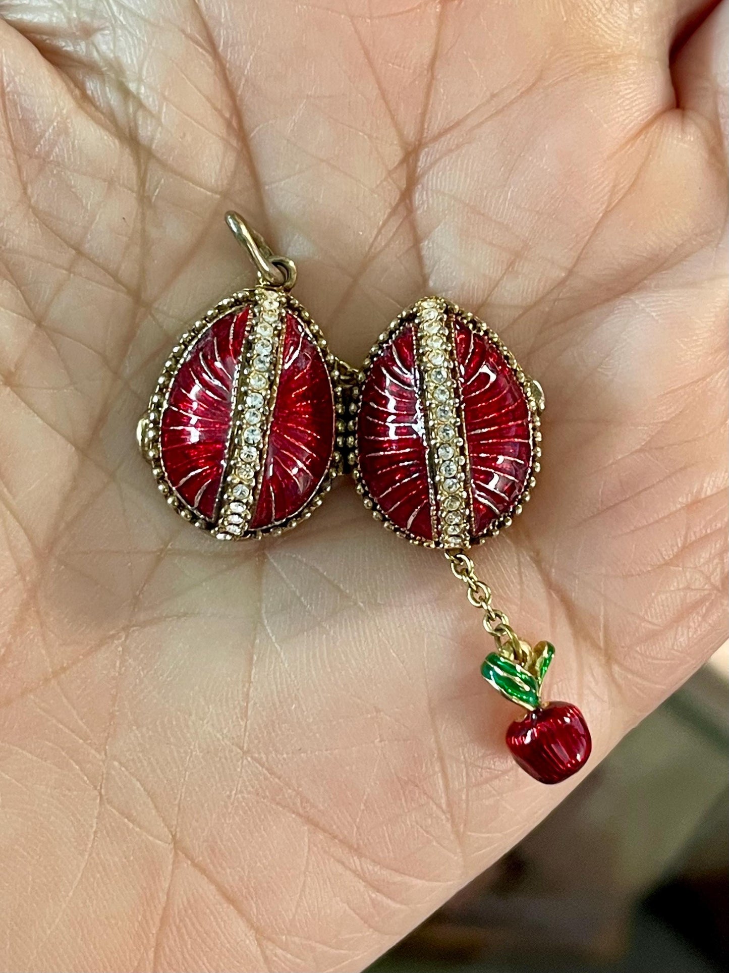 A Lovely 1.75 inch Fabergé Egg style pandant perfect gift