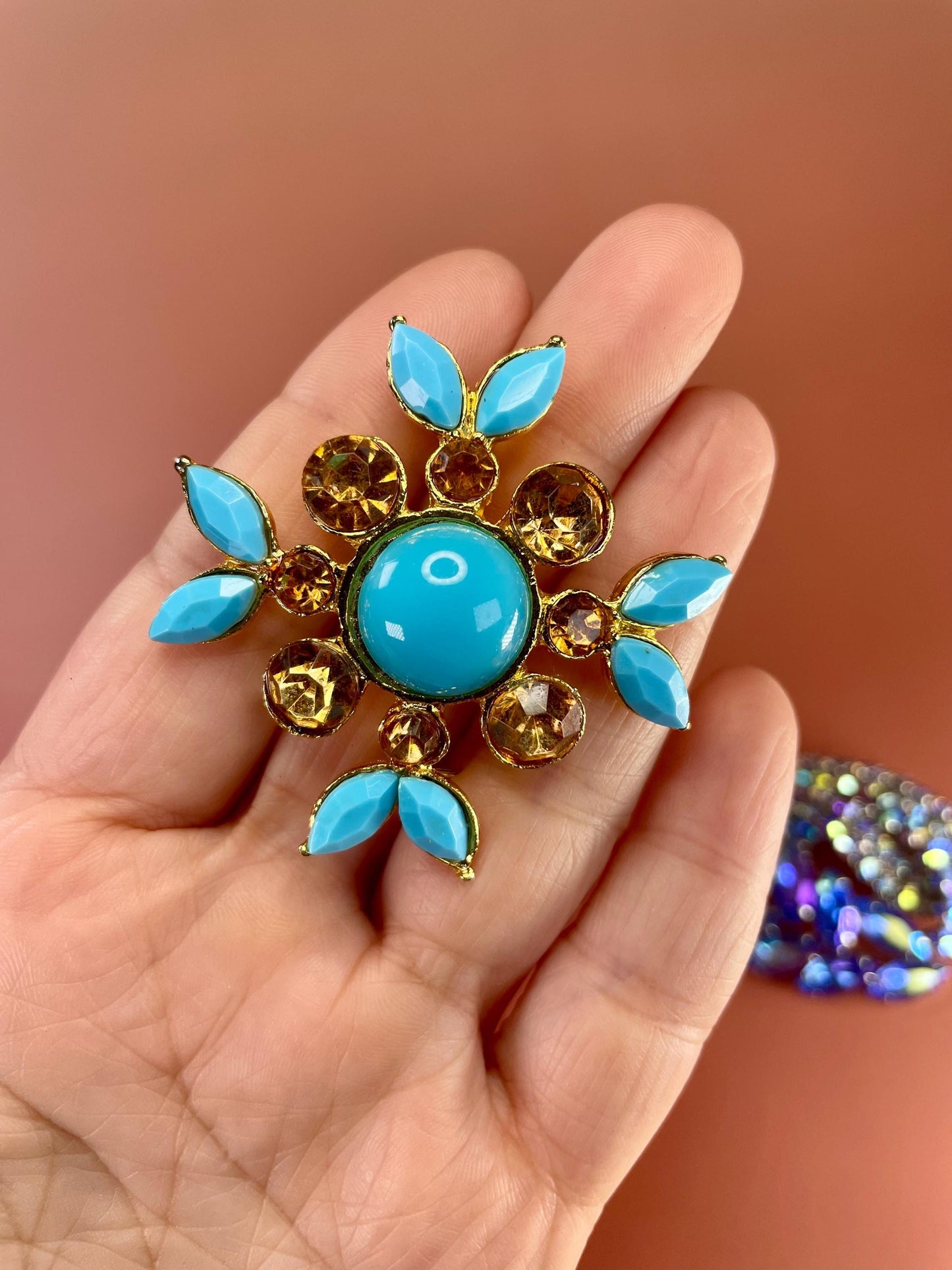 2 Lovely Vintage Brooches  good condition and great gift