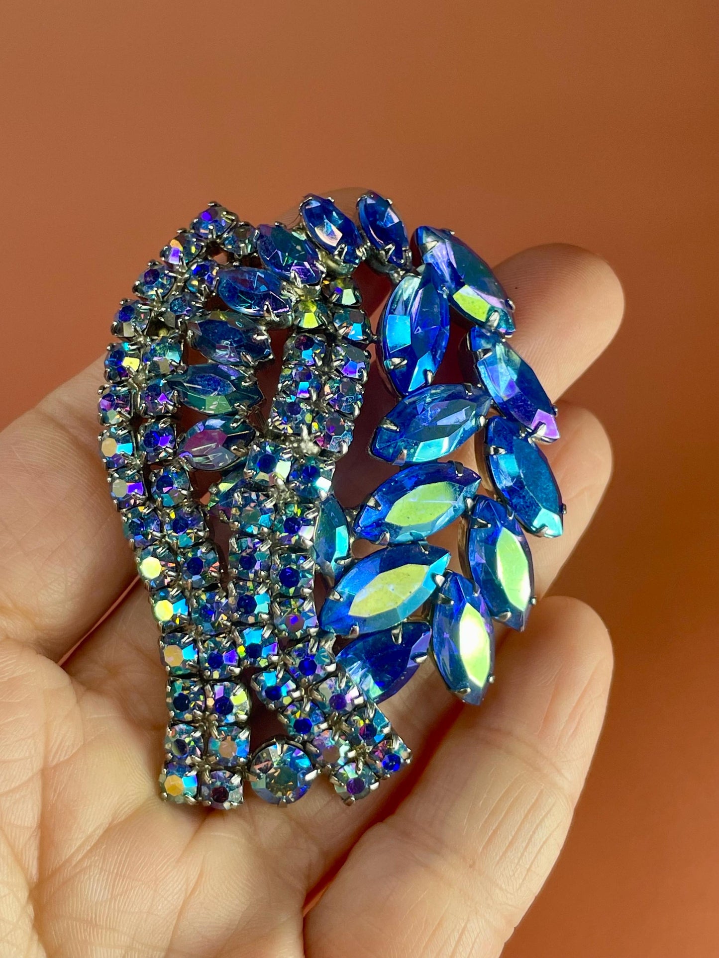 2 Lovely Vintage Brooches  good condition and great gift