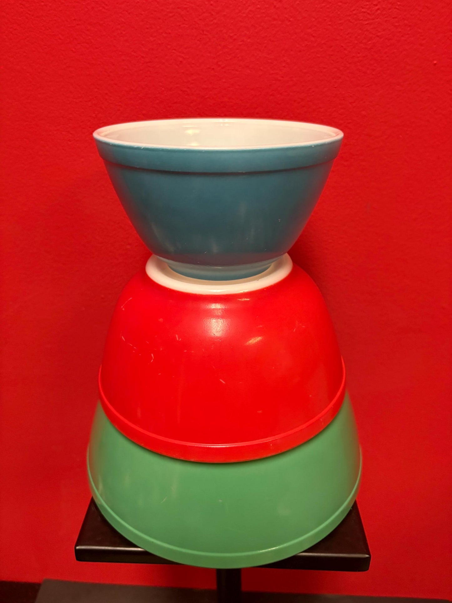 Set of vintage Pyrex bowls in primary colours  pretty great condition  see photos  great value  Pyrex lovers unite