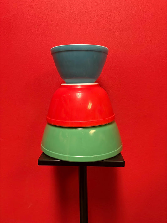 Set of vintage Pyrex bowls in primary colours  pretty great condition  see photos  great value  Pyrex lovers unite