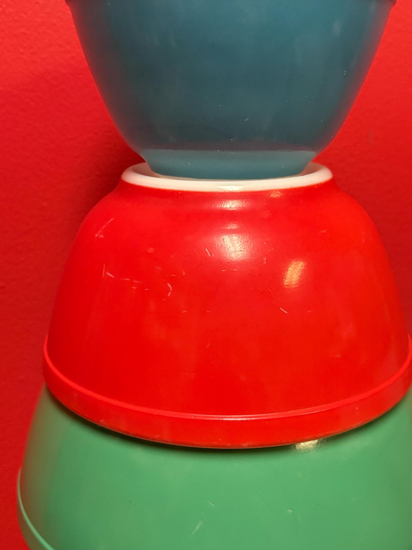 Set of vintage Pyrex bowls in primary colours  pretty great condition  see photos  great value  Pyrex lovers unite