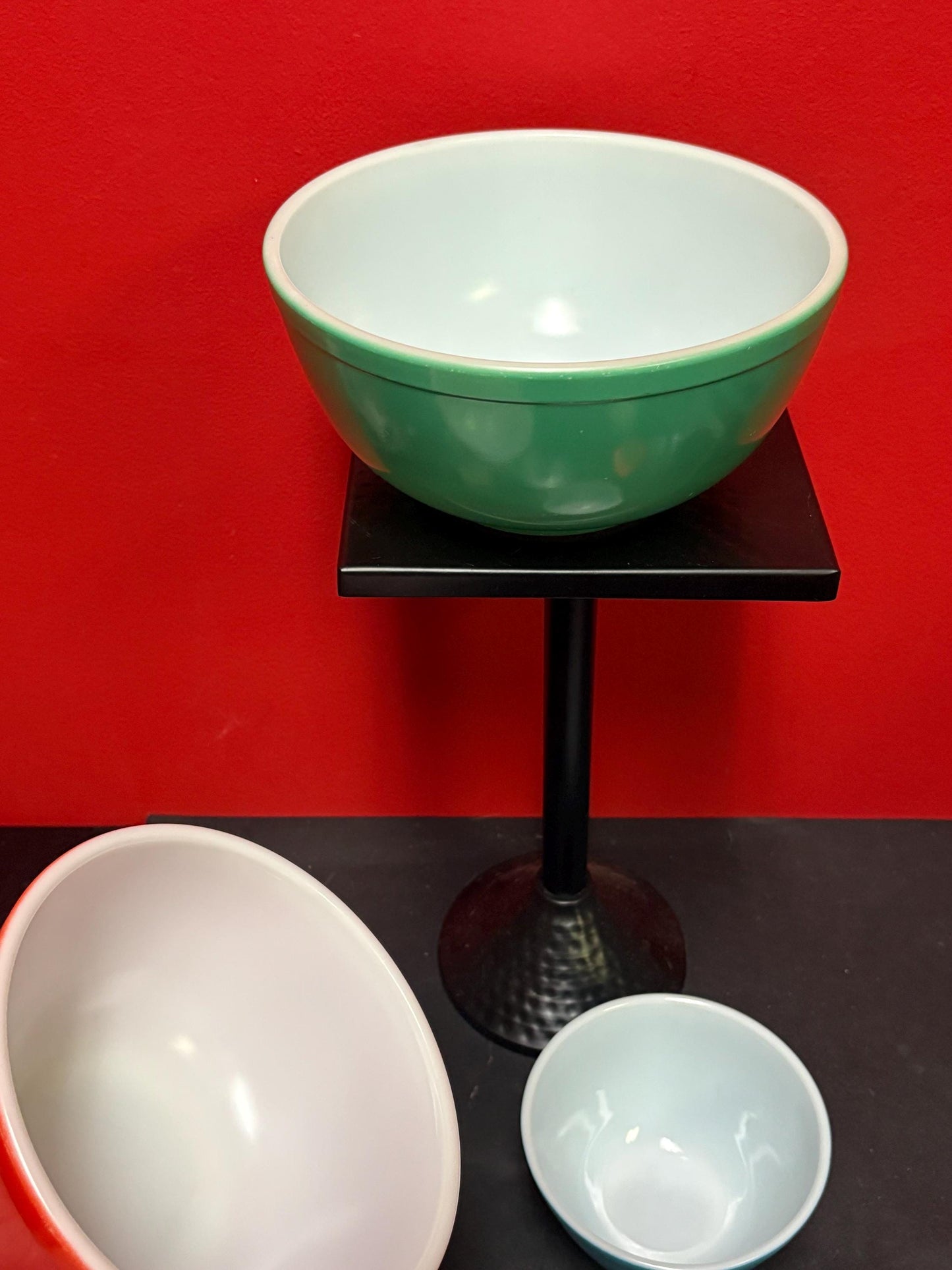 Set of vintage Pyrex bowls in primary colours  pretty great condition  see photos  great value  Pyrex lovers unite