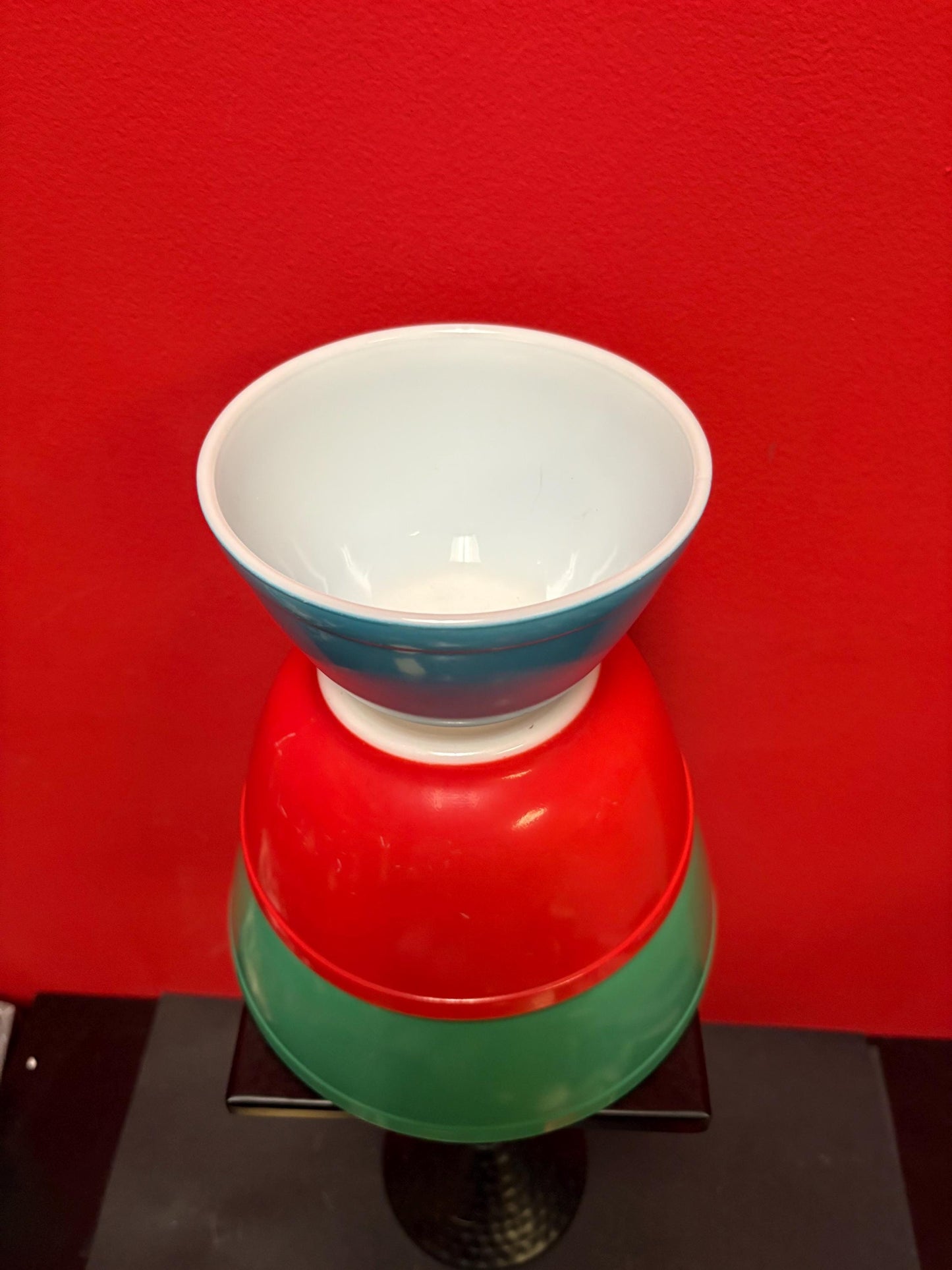 Set of vintage Pyrex bowls in primary colours  pretty great condition  see photos  great value  Pyrex lovers unite