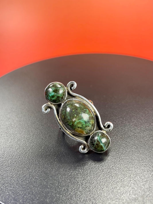 Beautiful sterling silver and gemstone ring   size 5.5  shiny and beautiful  amazing value