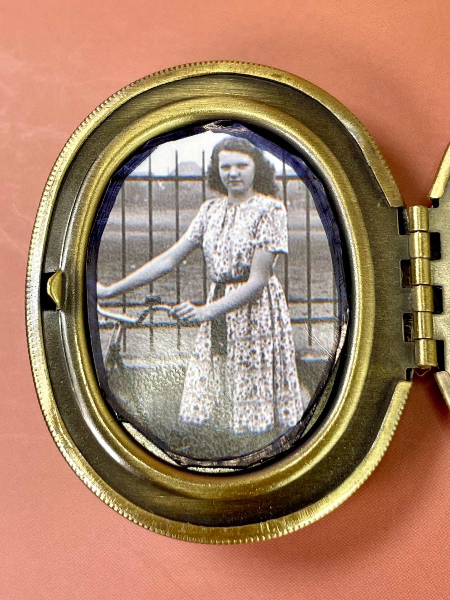 Beautiful Pressed Flower Locket Pendant Necklace with Vintage Photo