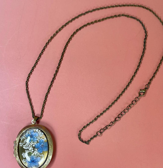 Beautiful Pressed Flower Locket Pendant Necklace with Vintage Photo