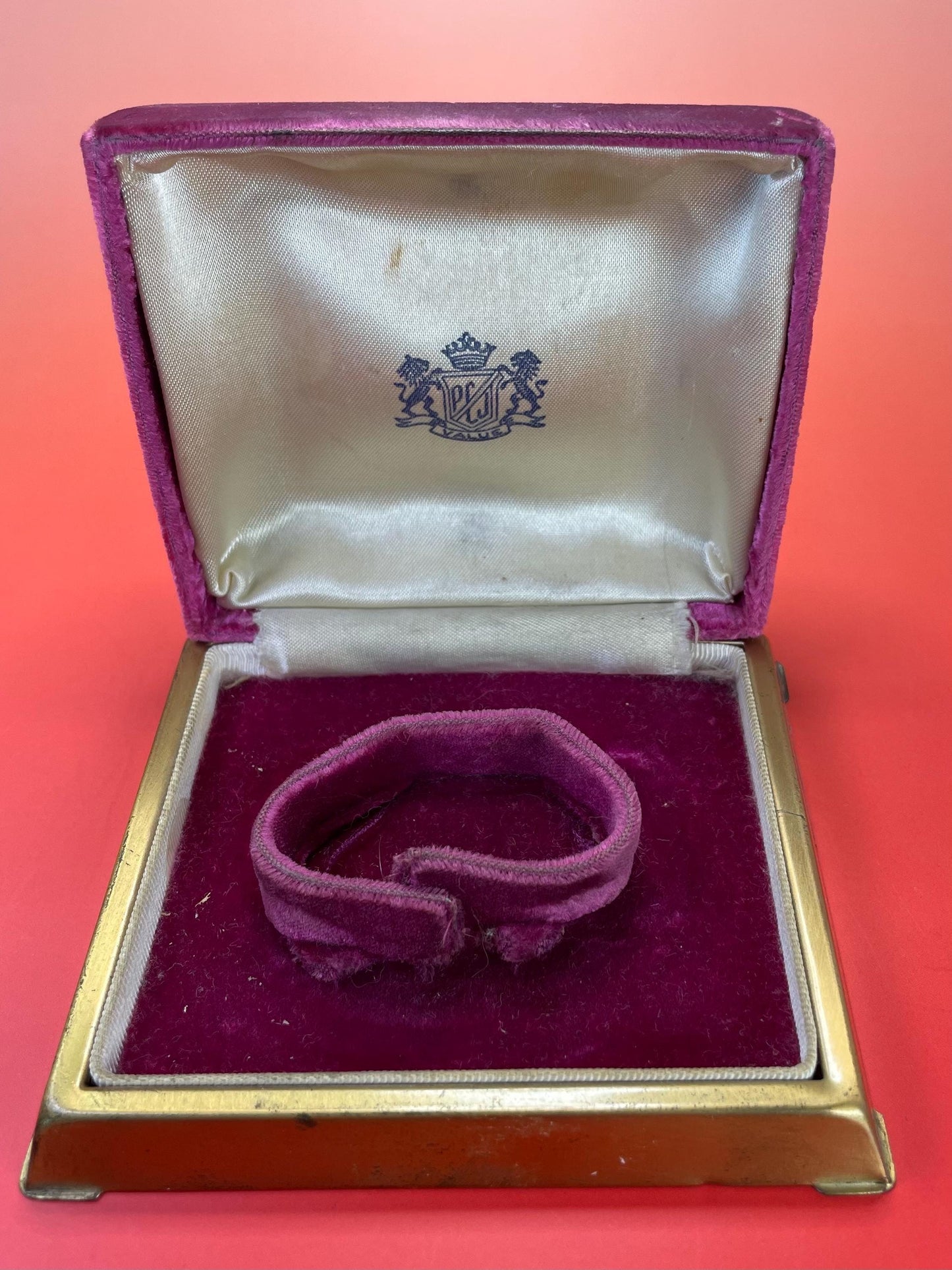 Fabulous Gold Tone bracelet  2.5 inch opening  in Beautiful Box