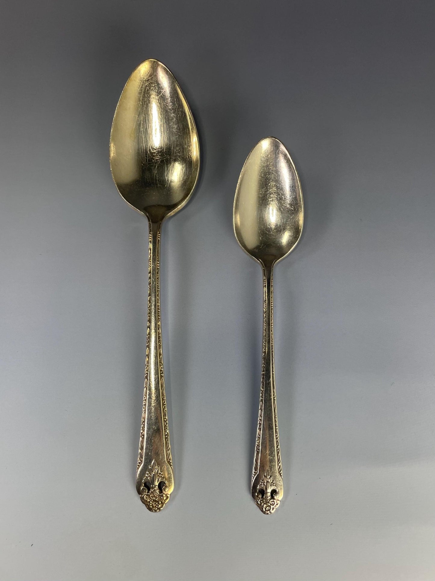 Lot of 16 silver plated spoons in 2 sizes