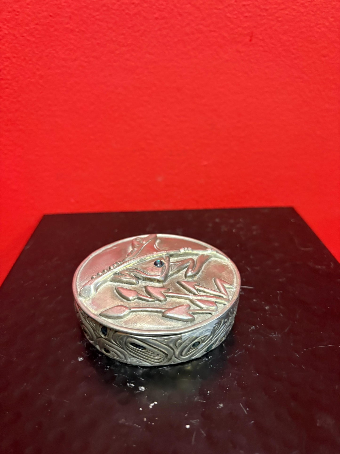 Cool indigenous First Nations pewter Haida frog pot  designed in Canada by Glen RABENA  great detail and great gift  3 x 1 high