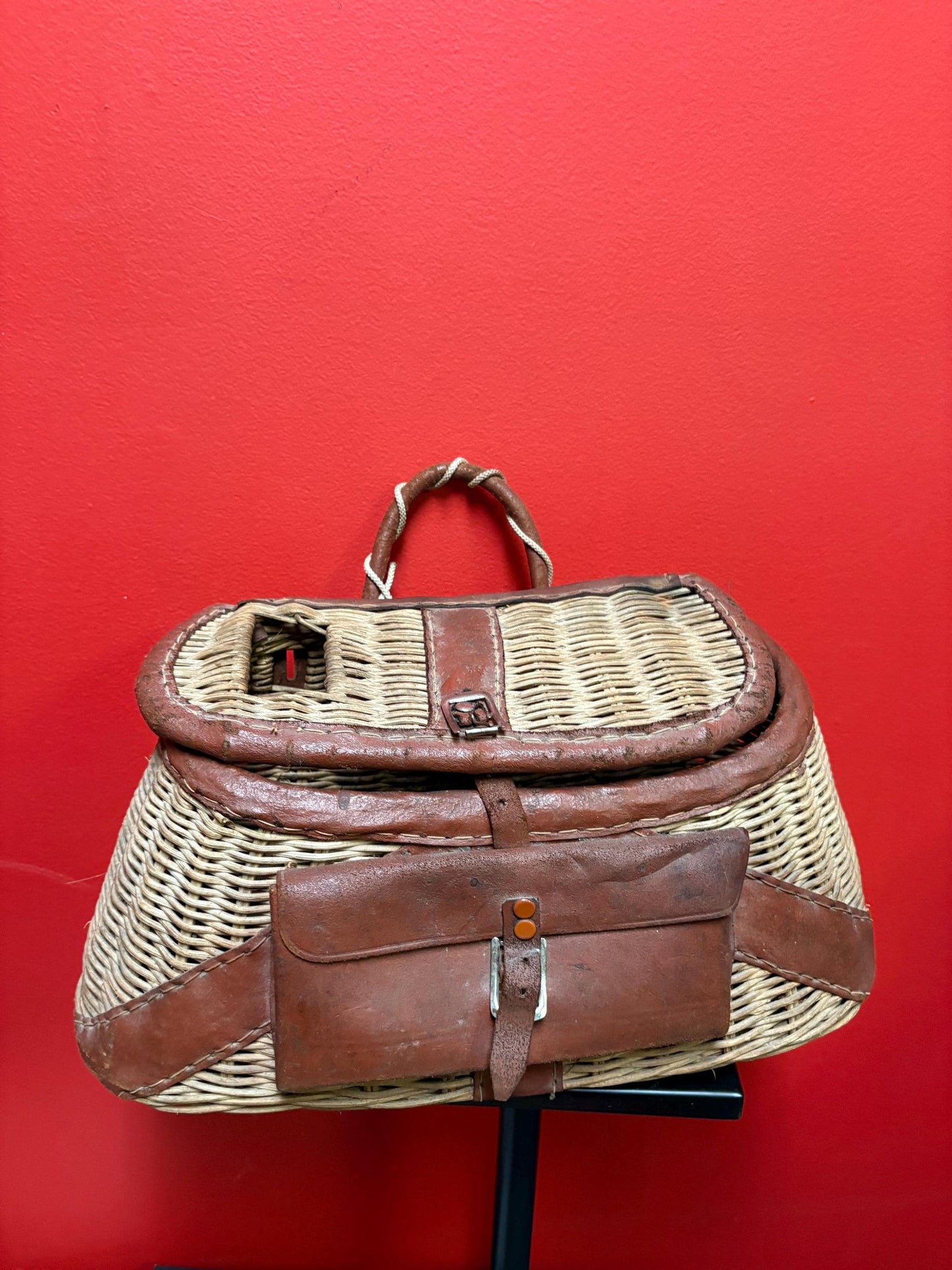 Beautiful antique Canadian fishing creel basket  15 x 6 x 8 high  excellent condition except broken buckle  antique beauty  gone fishin