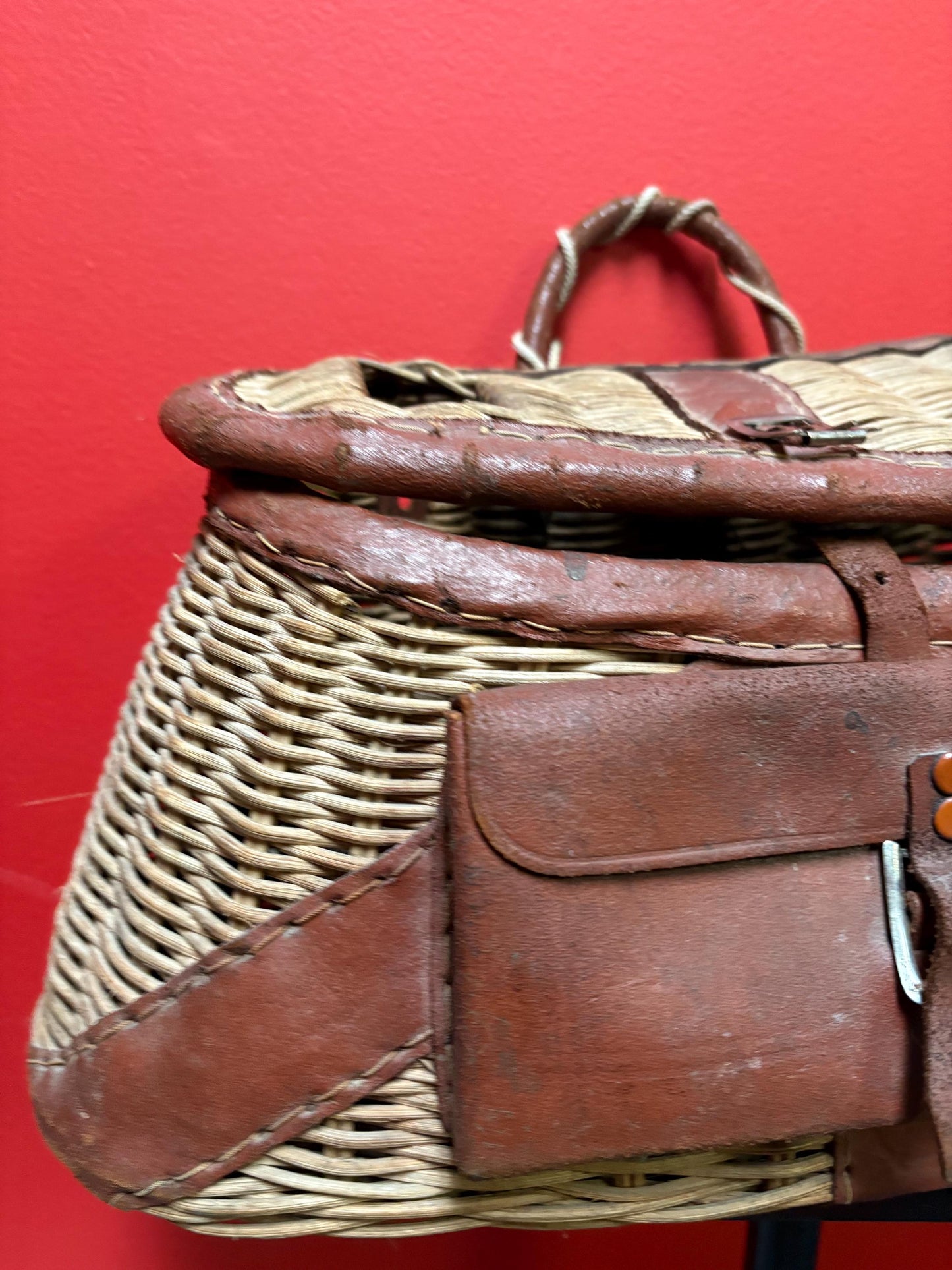 Beautiful antique Canadian fishing creel basket  15 x 6 x 8 high  excellent condition except broken buckle  antique beauty  gone fishin