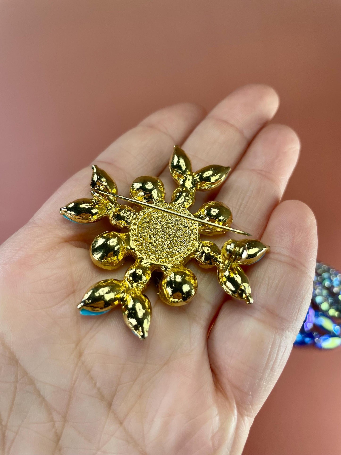 2 Lovely Vintage Brooches  good condition and great gift