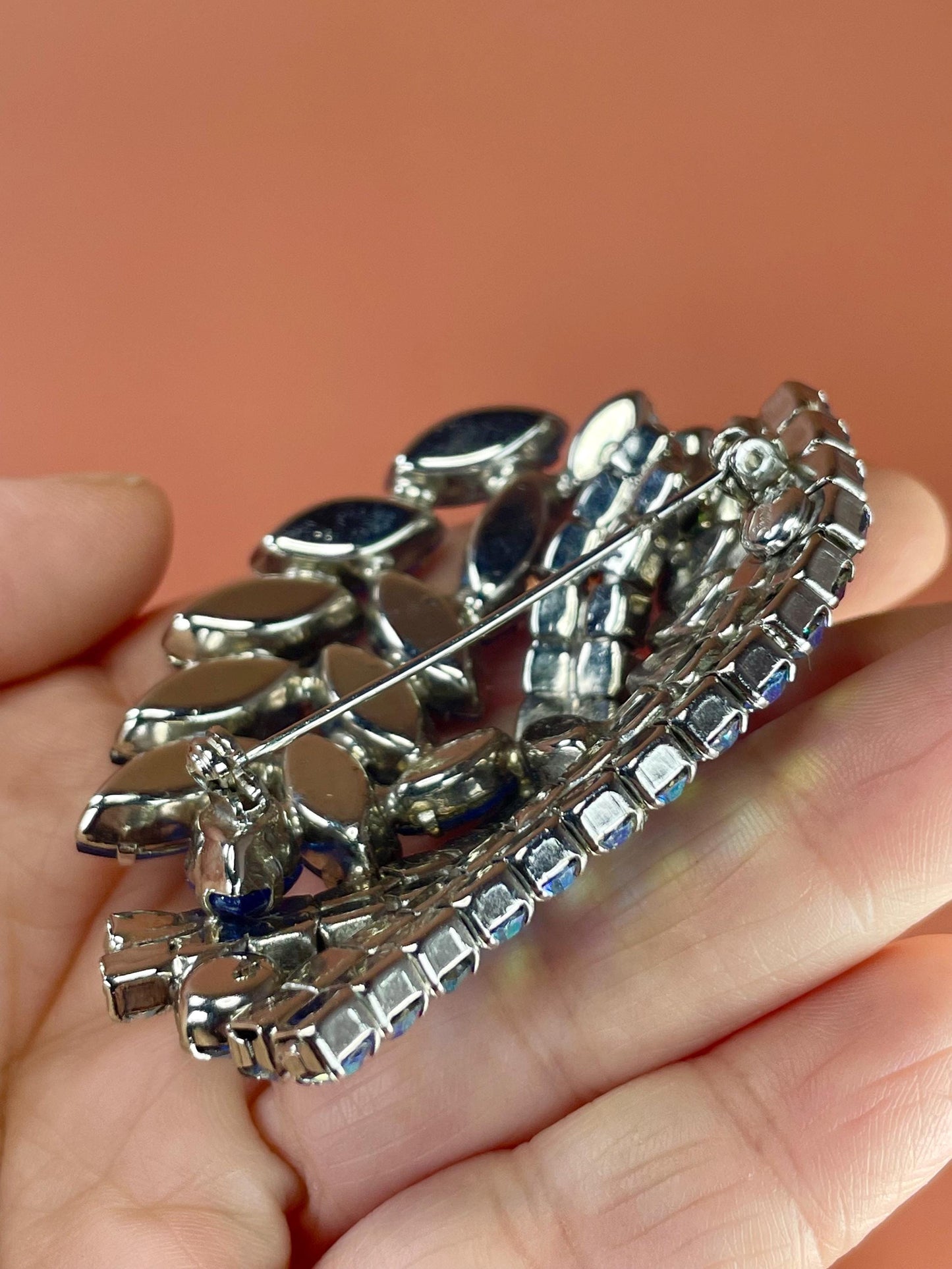 2 Lovely Vintage Brooches  good condition and great gift