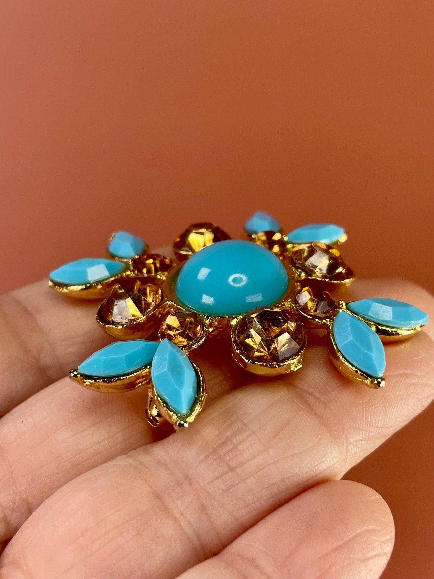 2 Lovely Vintage Brooches  good condition and great gift