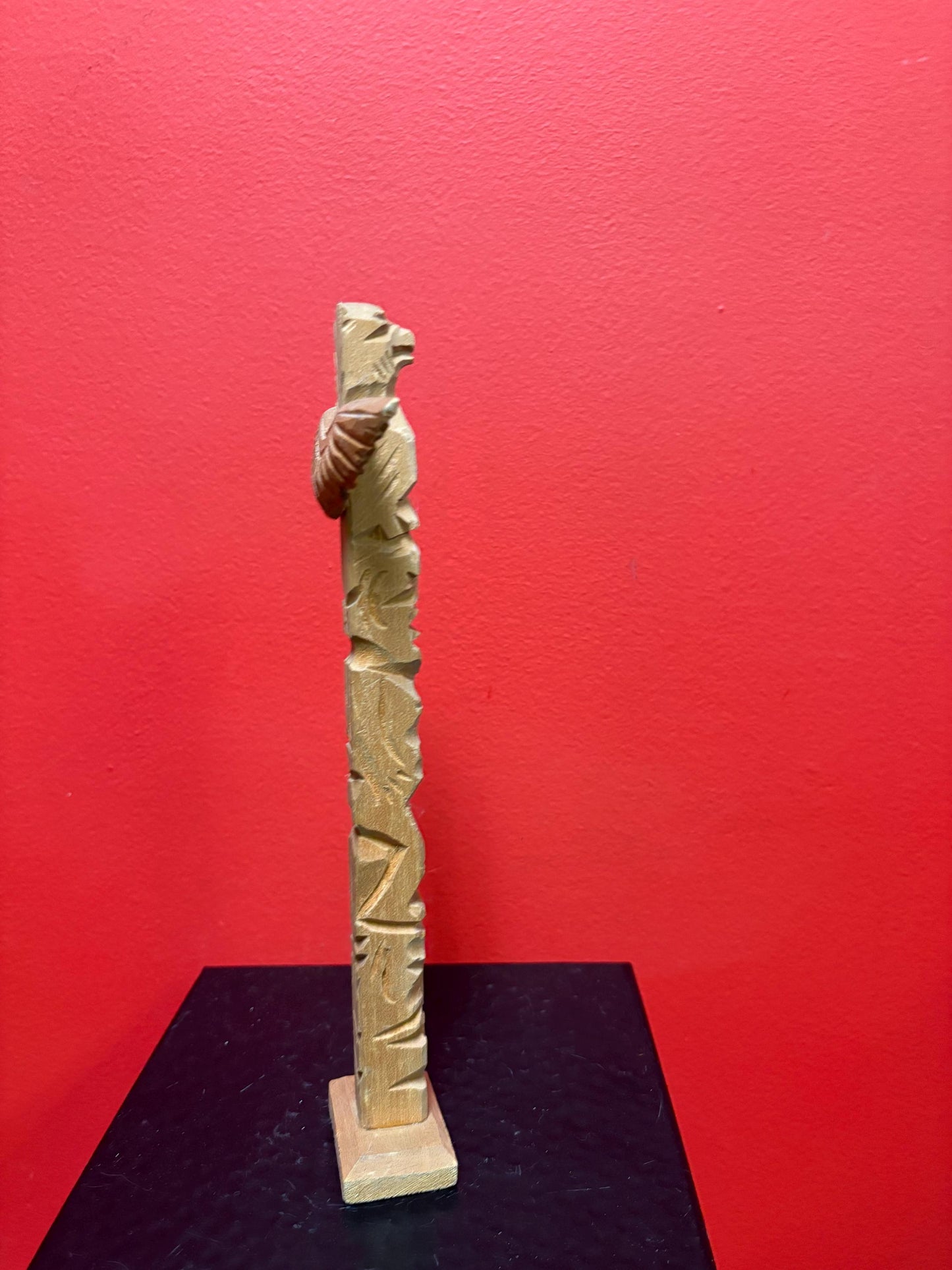 Lovely 11 x 4 primitive style Canadian cedar totem pole   great value and perfect gift indigenous first nations