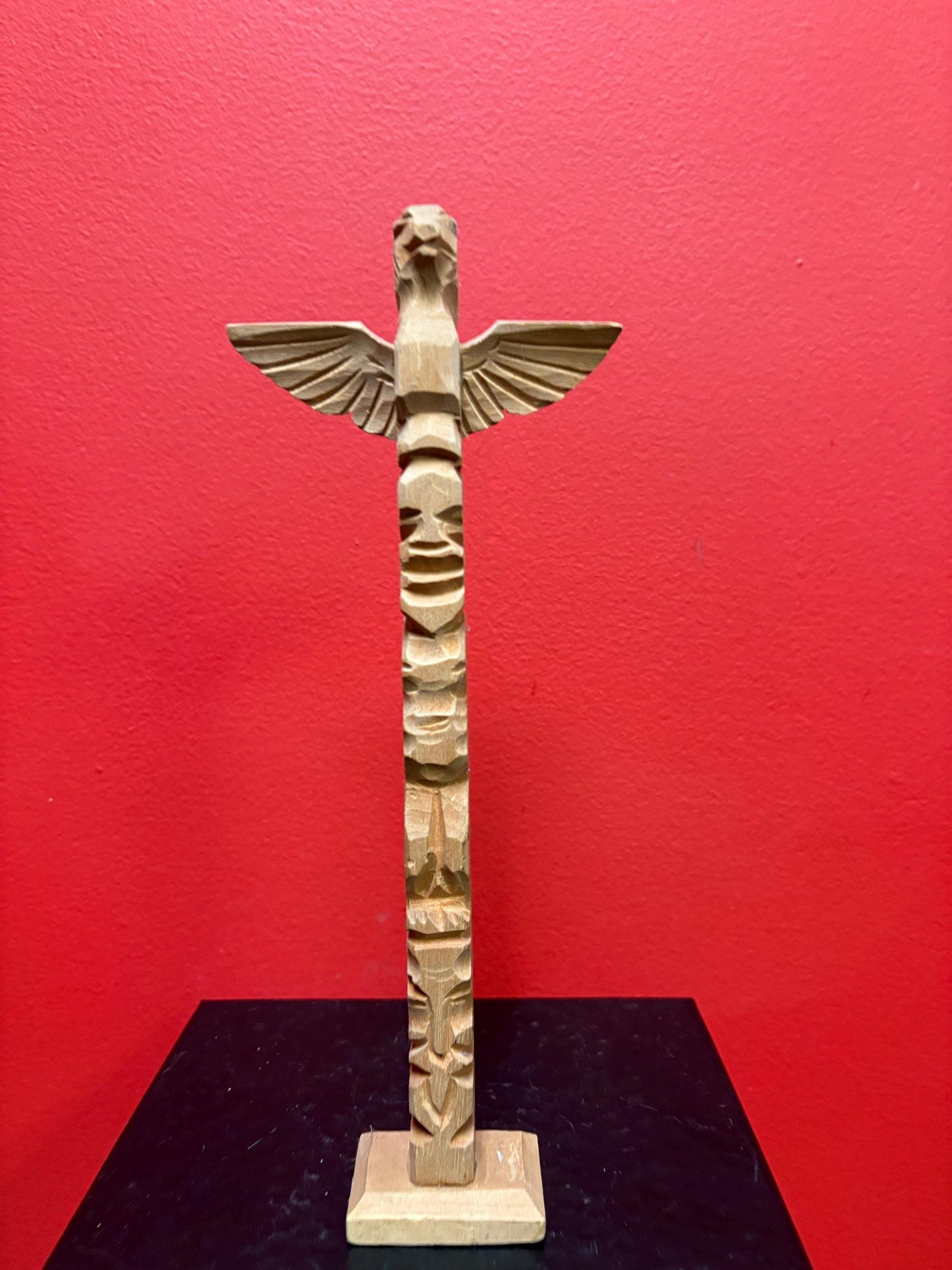 Lovely 11 x 4 primitive style Canadian cedar totem pole   great value and perfect gift indigenous first nations