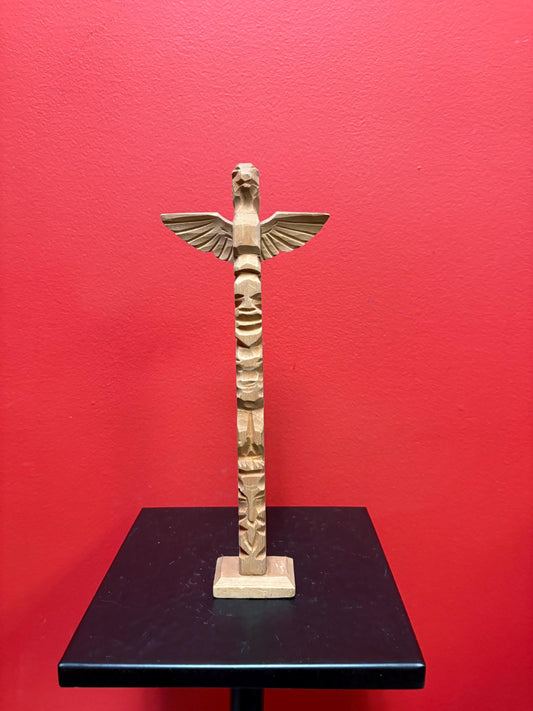 Lovely 11 x 4 primitive style Canadian cedar totem pole   great value and perfect gift indigenous first nations