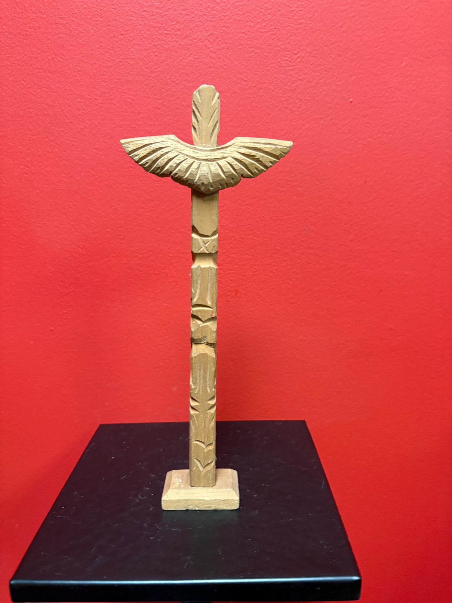 Lovely 11 x 4 primitive style Canadian cedar totem pole   great value and perfect gift indigenous first nations