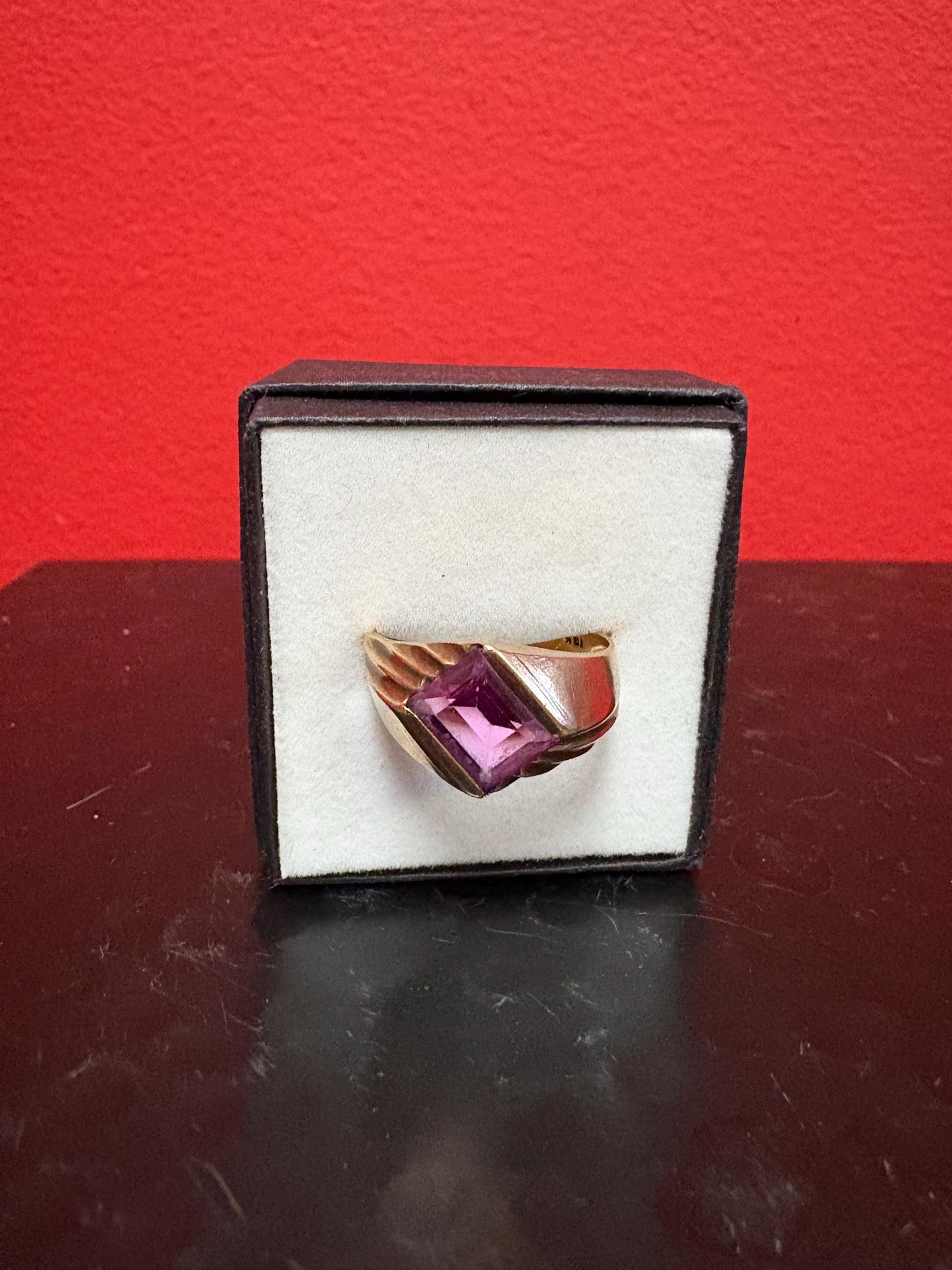 Beautiful 14 K gold and amethyst ring in a fabulous setting   size 7 - B