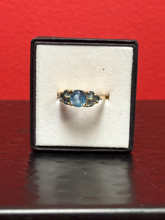 Beautiful 9K gold ring with seven stones  elegant and beautiful - size 6.5 - B -