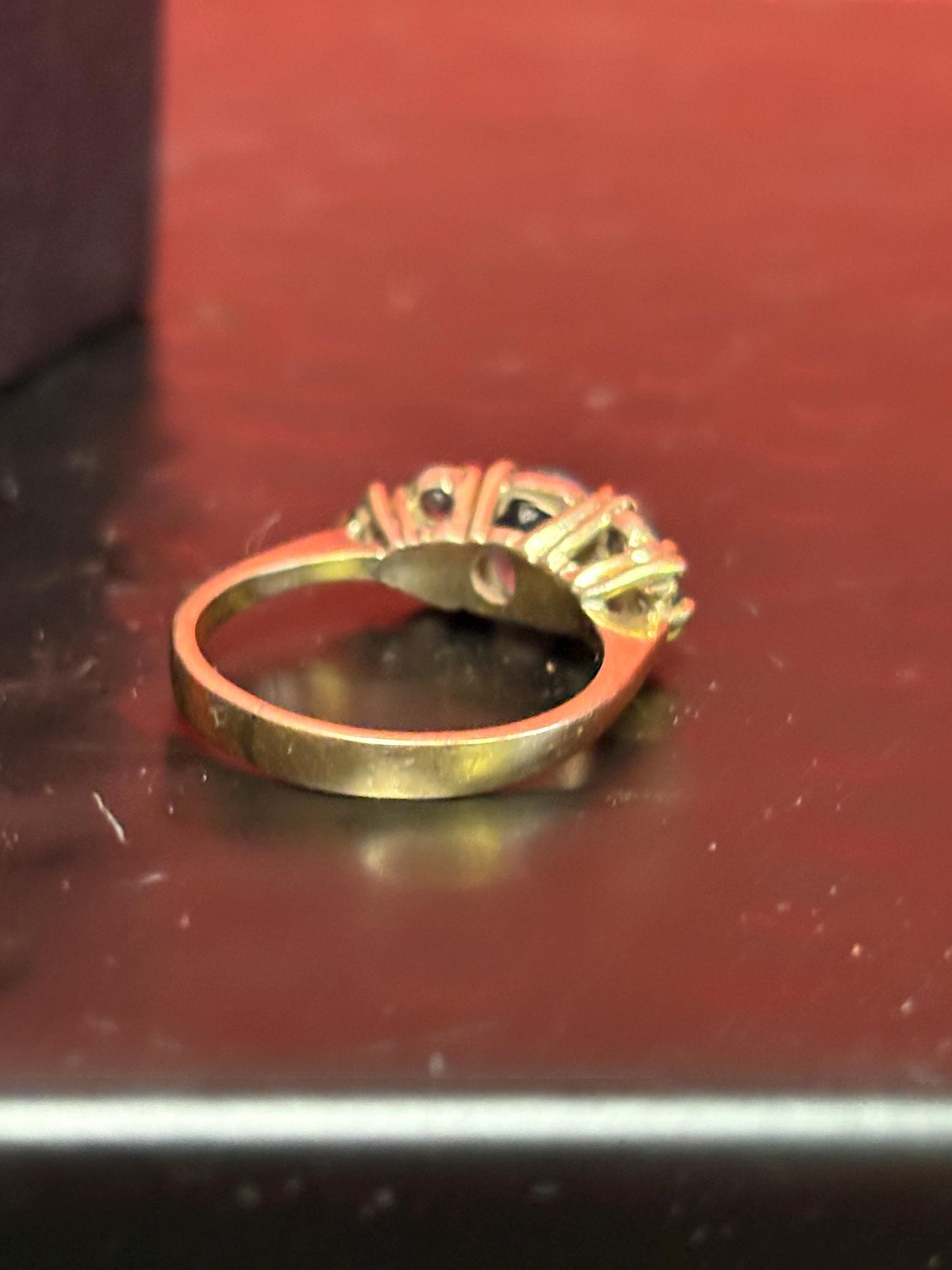 Beautiful 9K gold ring with seven stones  elegant and beautiful - size 6.5 - B -