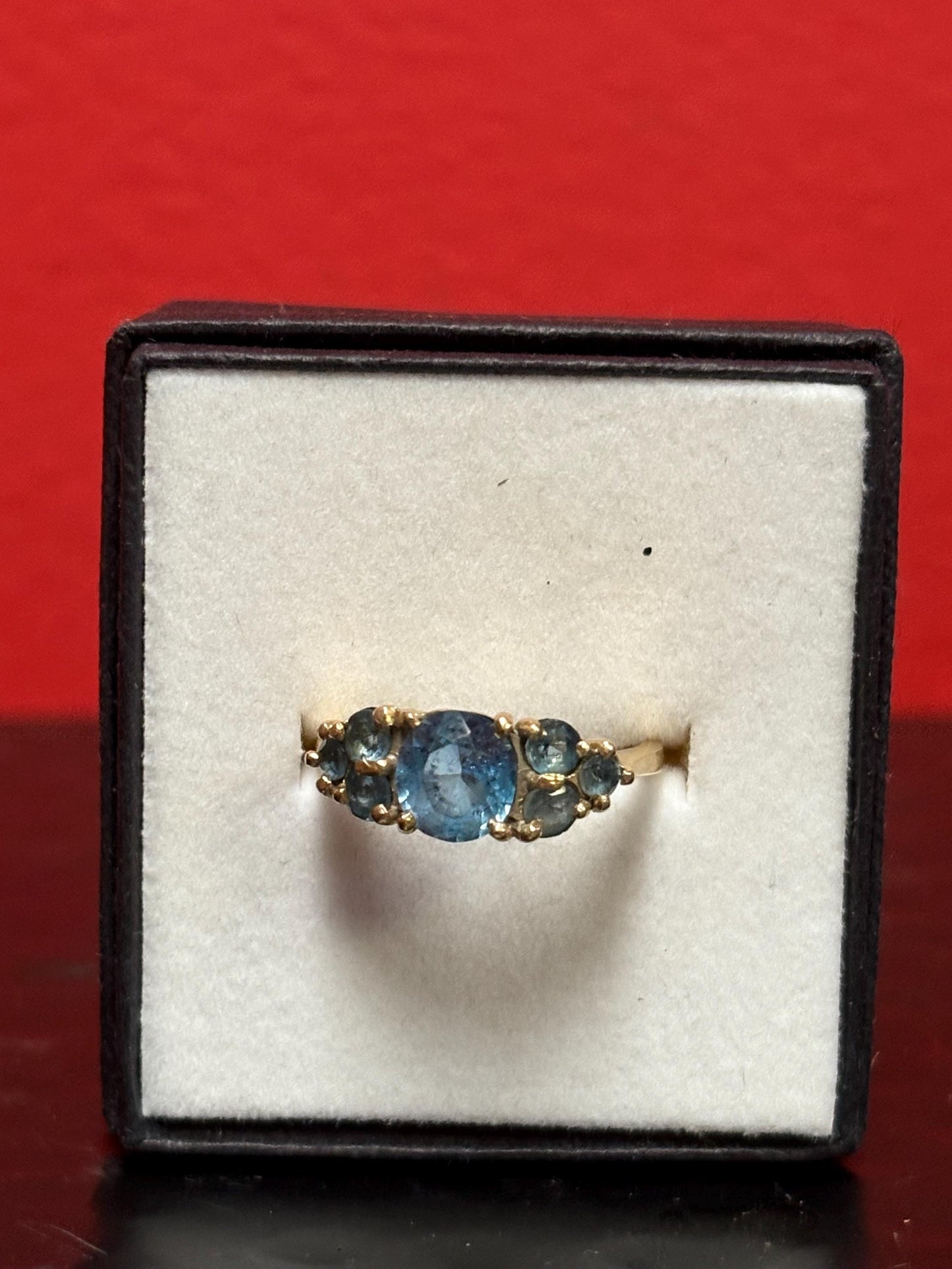 Beautiful 9K gold ring with seven stones  elegant and beautiful - size 6.5 - B -