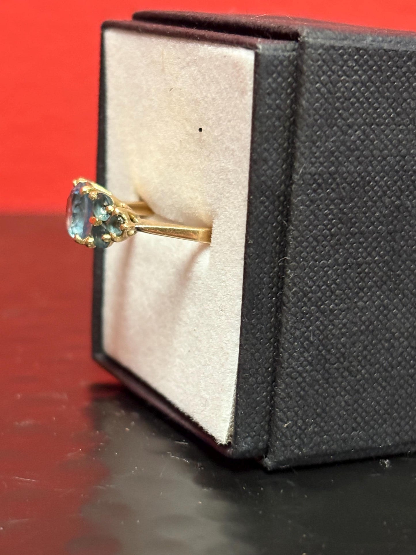 Beautiful 9K gold ring with seven stones  elegant and beautiful - size 6.5 - B -