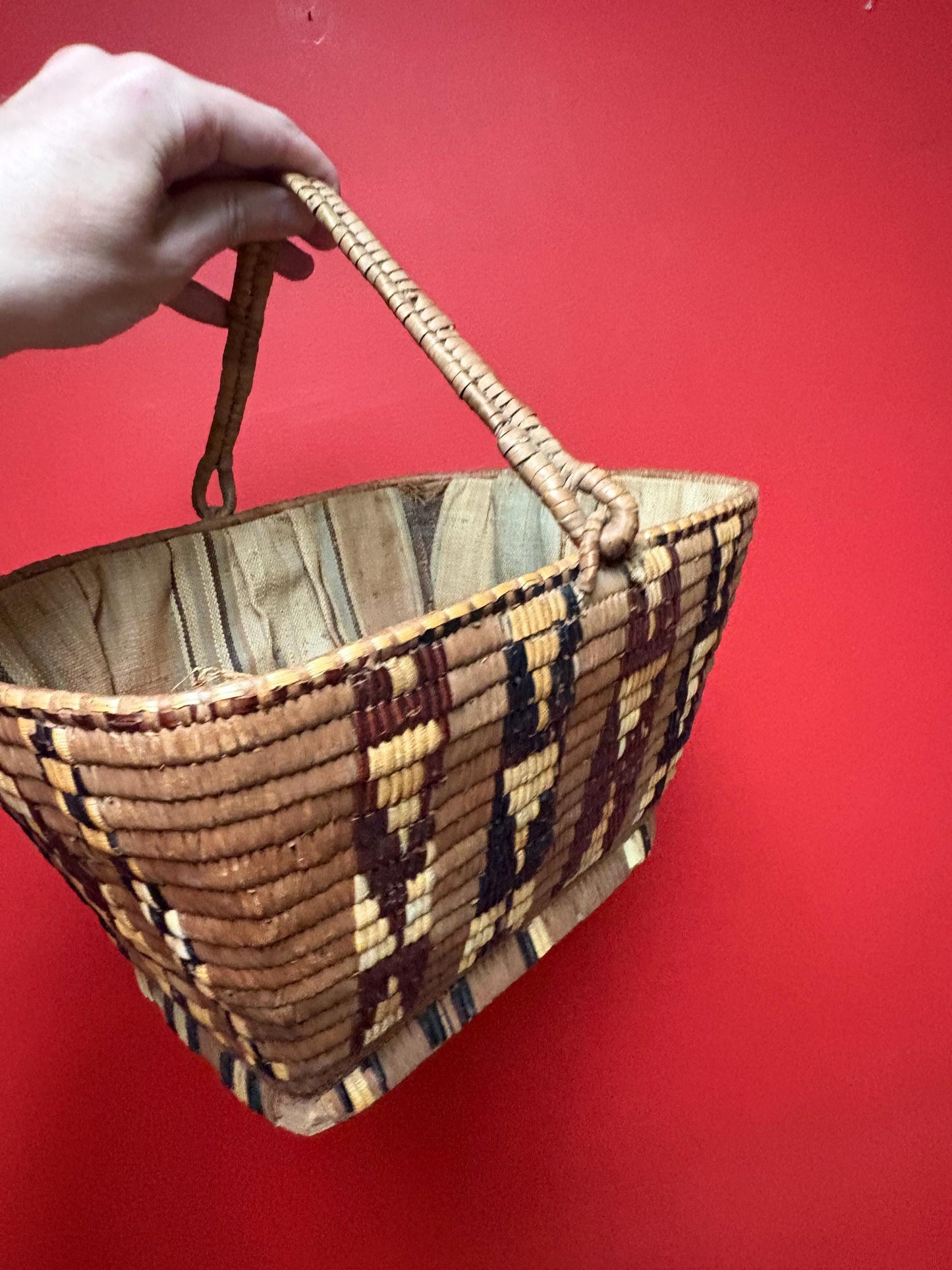 Amazing antique 11 x 9 x 7 high coast Salish indigenous first nations basket in great condition with original lining wow